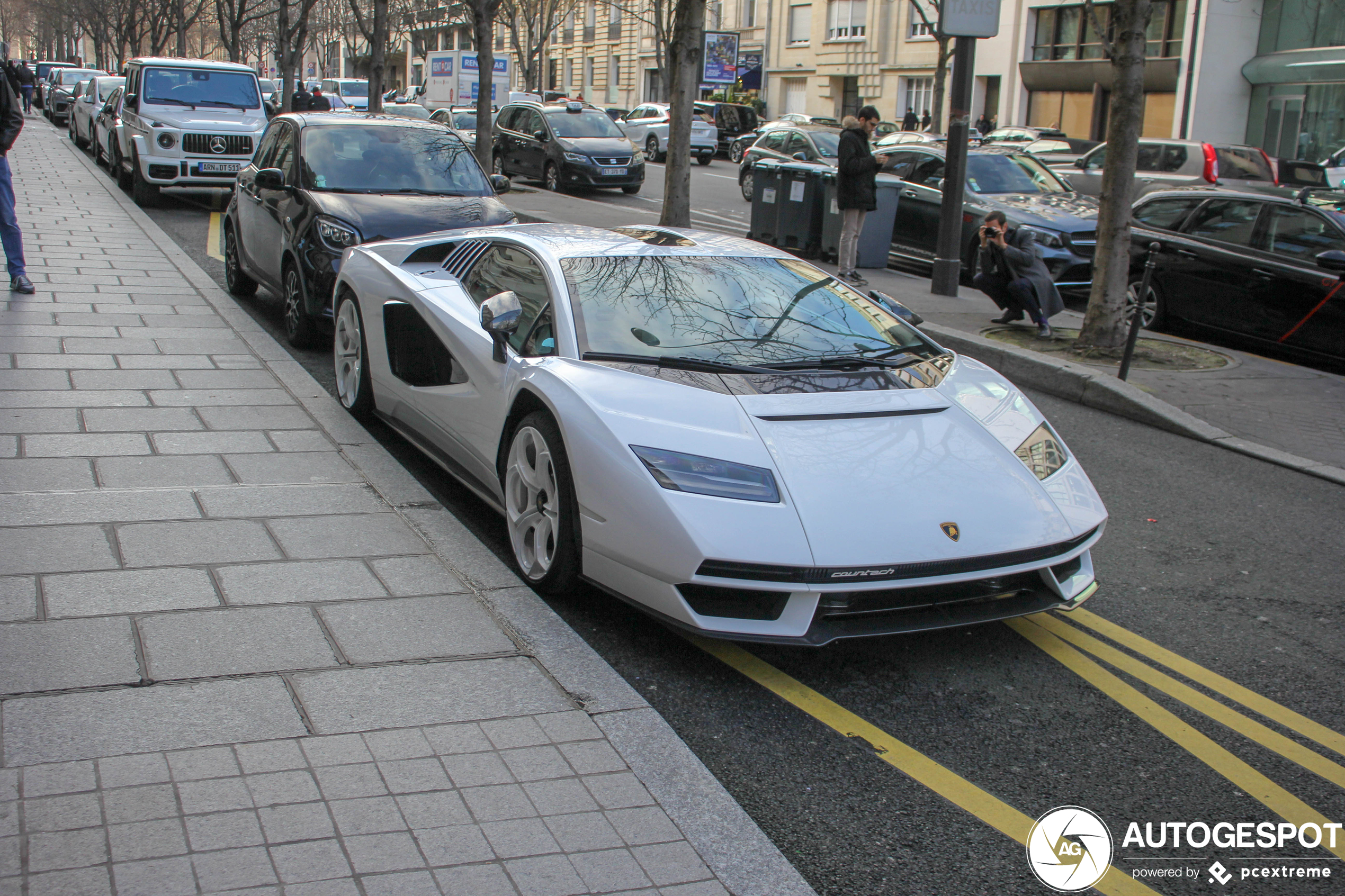 Qatari Lamborghini Countach LPI 800-4 shows up in Paris