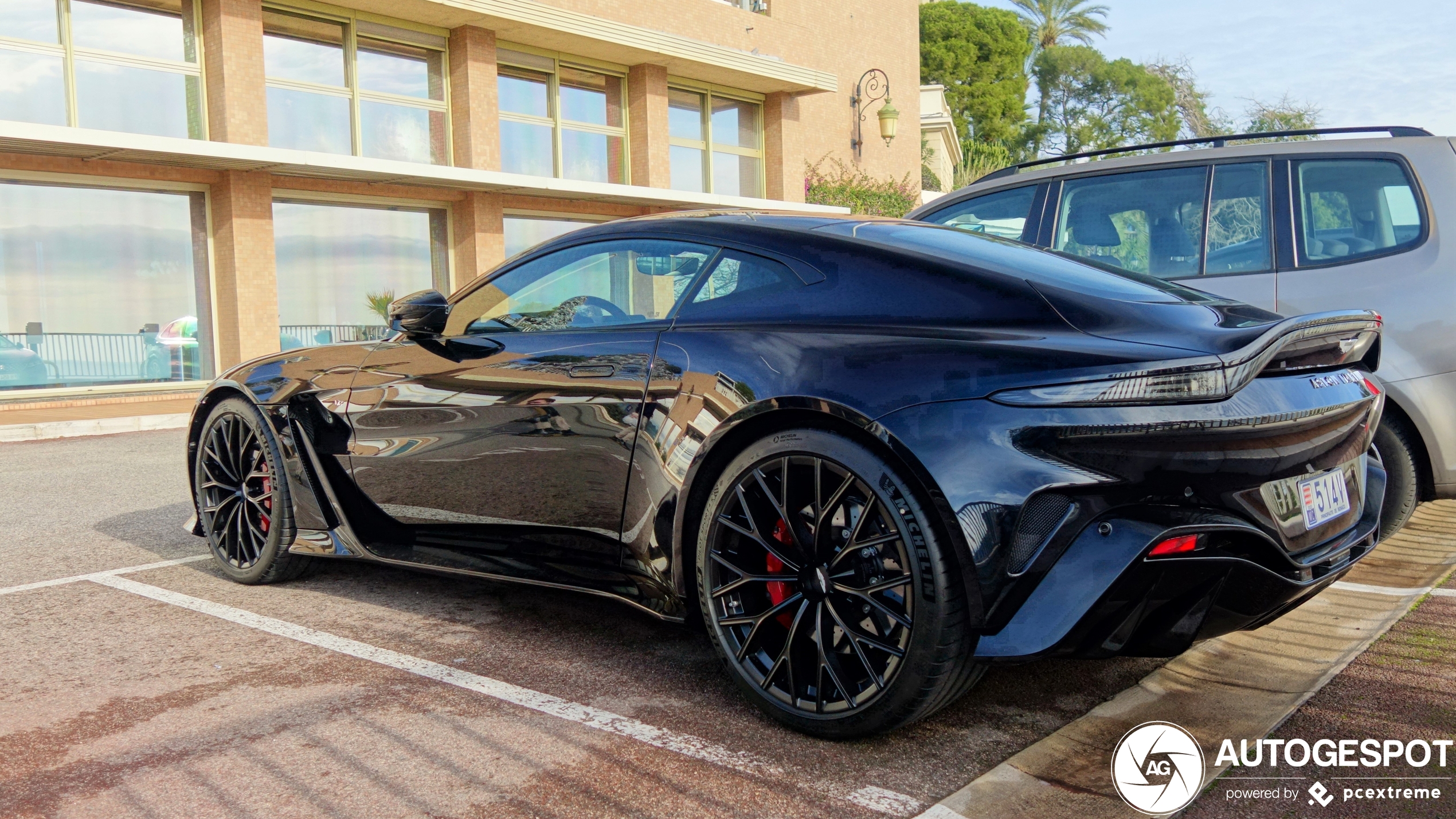 Remarkable: Aston Martin V12 Vantage without rear spoiler