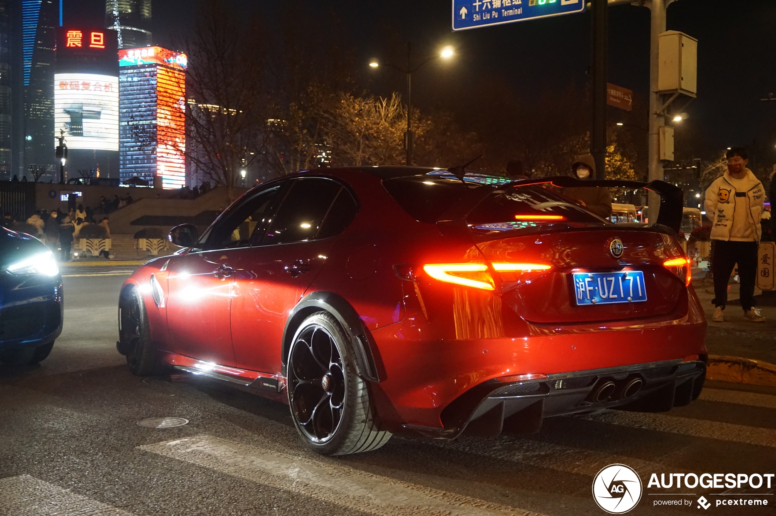 Nachtelijk Shanghai laat combo van Alfa Romeo Giulia GTAm zien