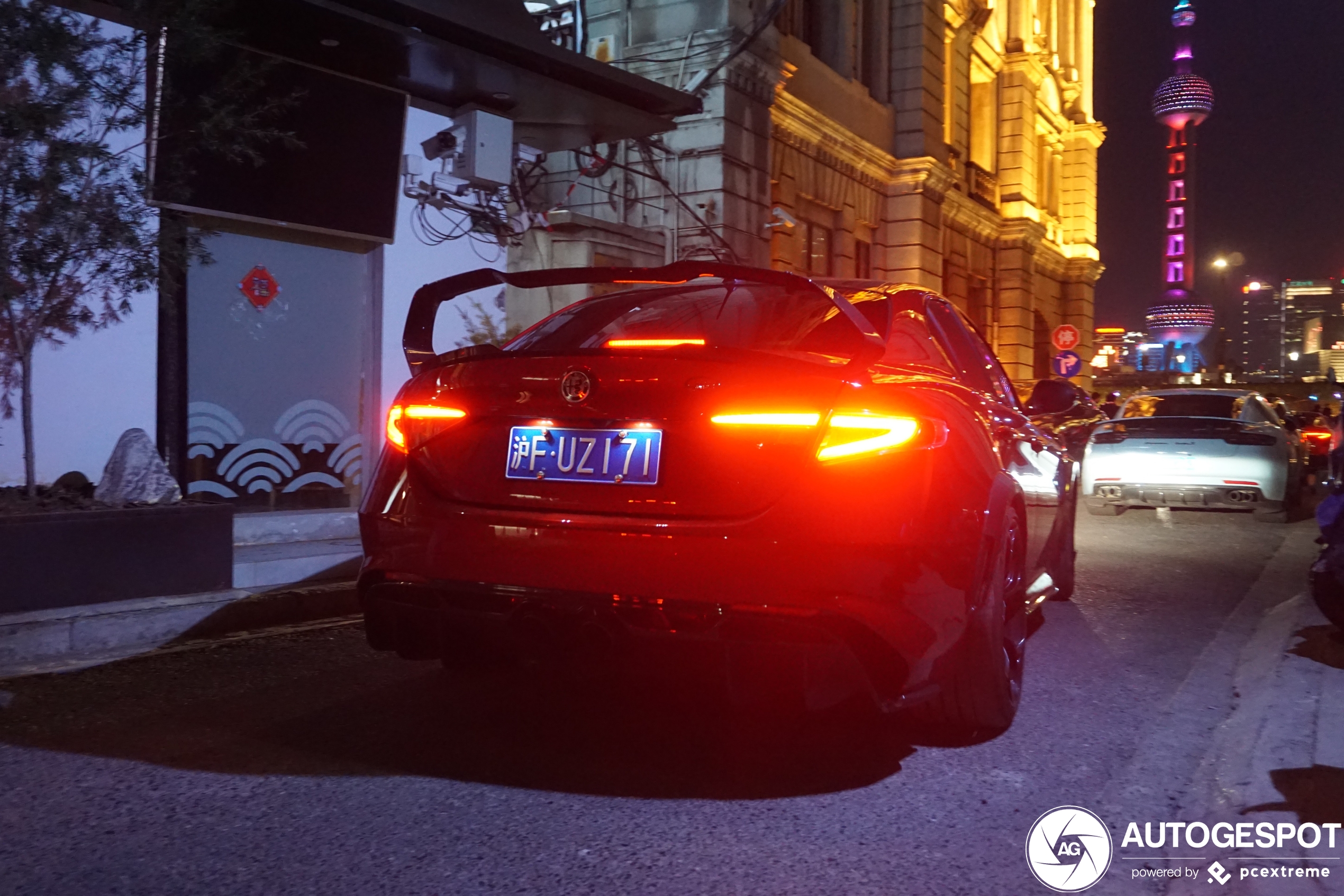 Nachtelijk Shanghai laat combo van Alfa Romeo Giulia GTAm zien