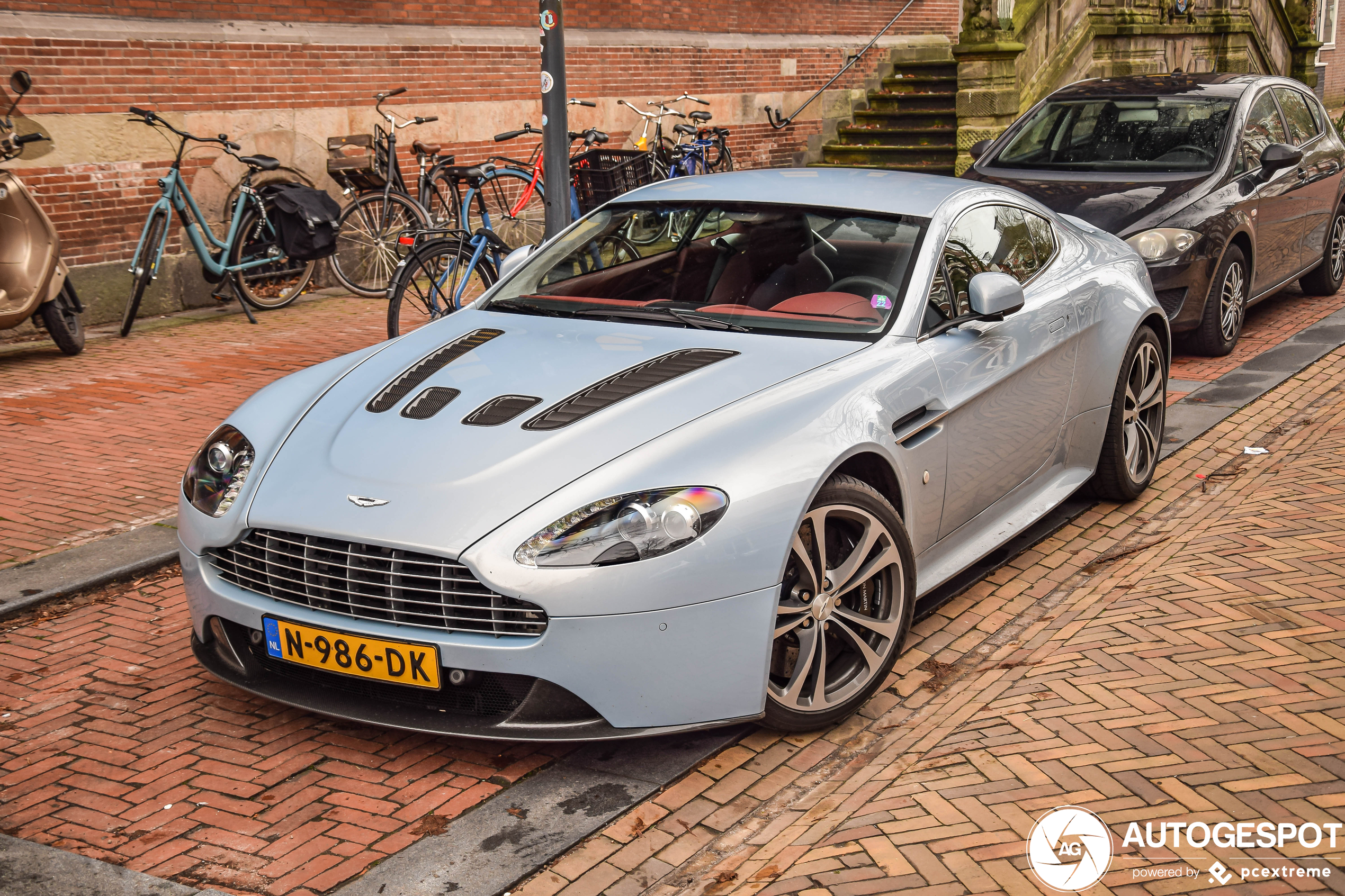 Aston Martin V12 Vantage