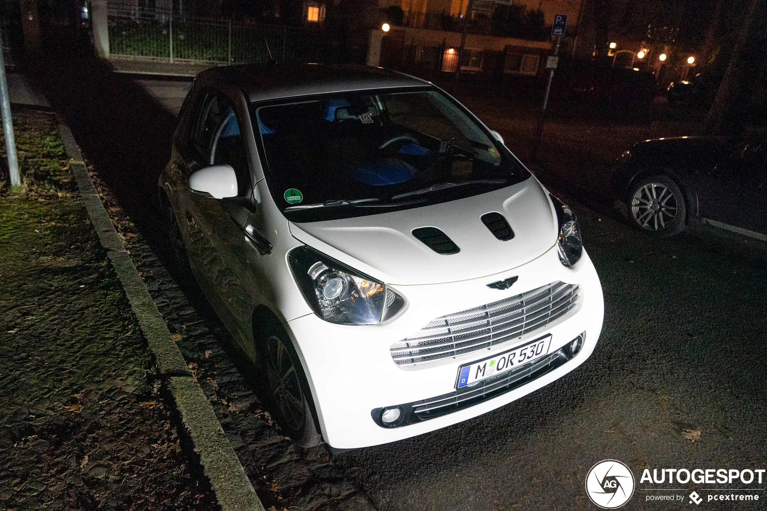 Mini Aston Martin blijft grappig om te zien