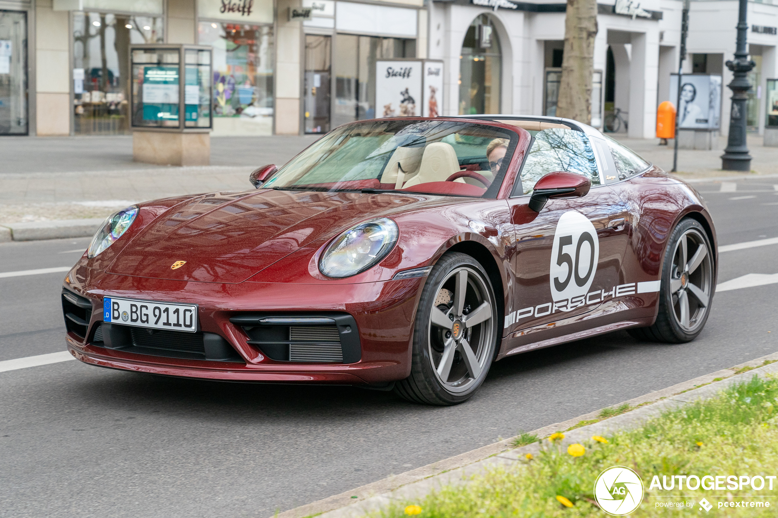 Porsche 992 Targa 4S Heritage Design Edition