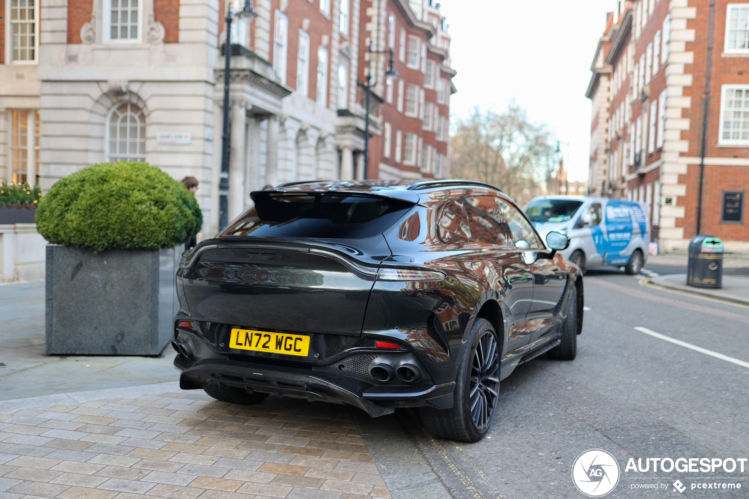 Aston Martin DBX707