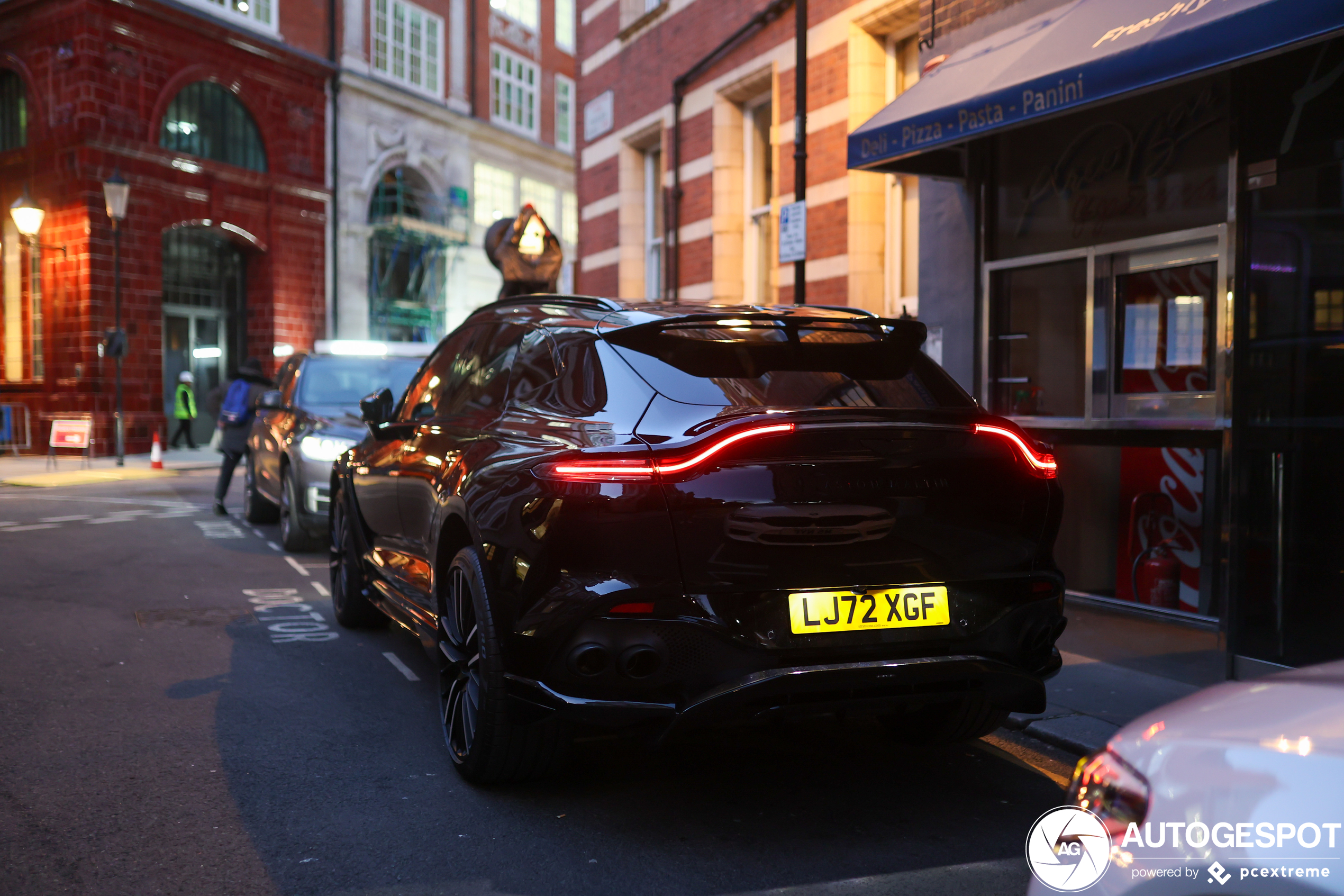 Aston Martin DBX707