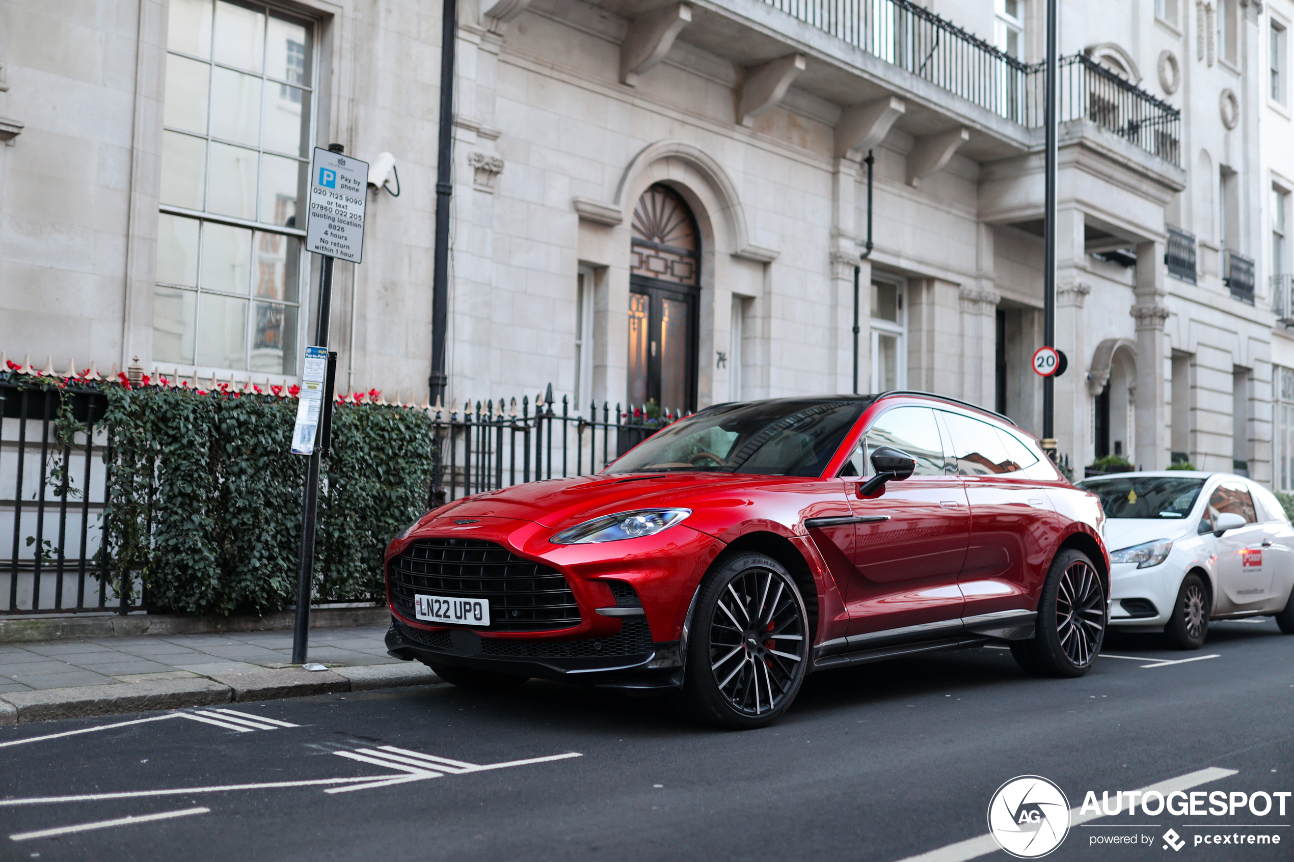 Aston Martin DBX707 loopt hard