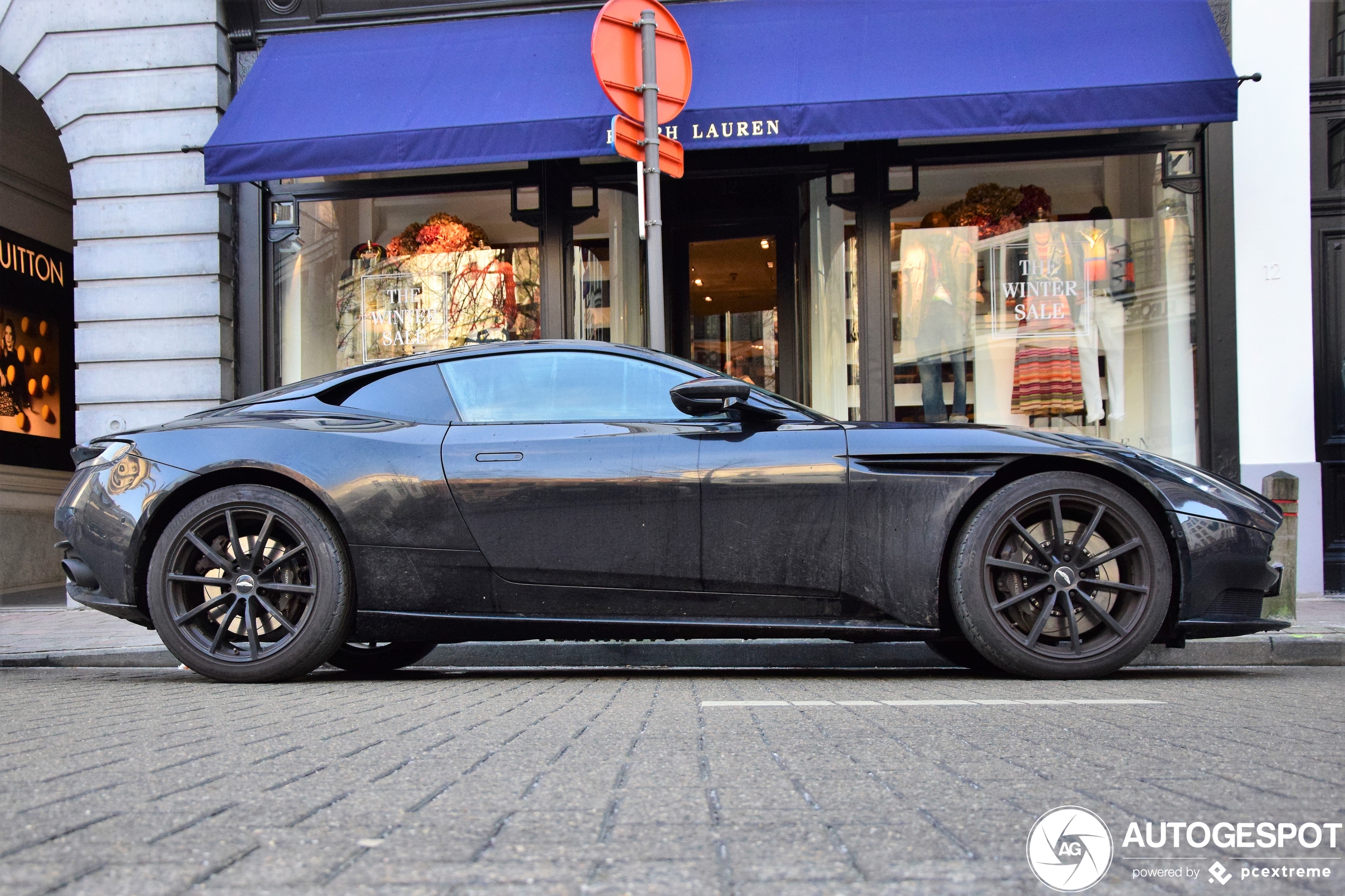 Aston Martin DB11 AMR