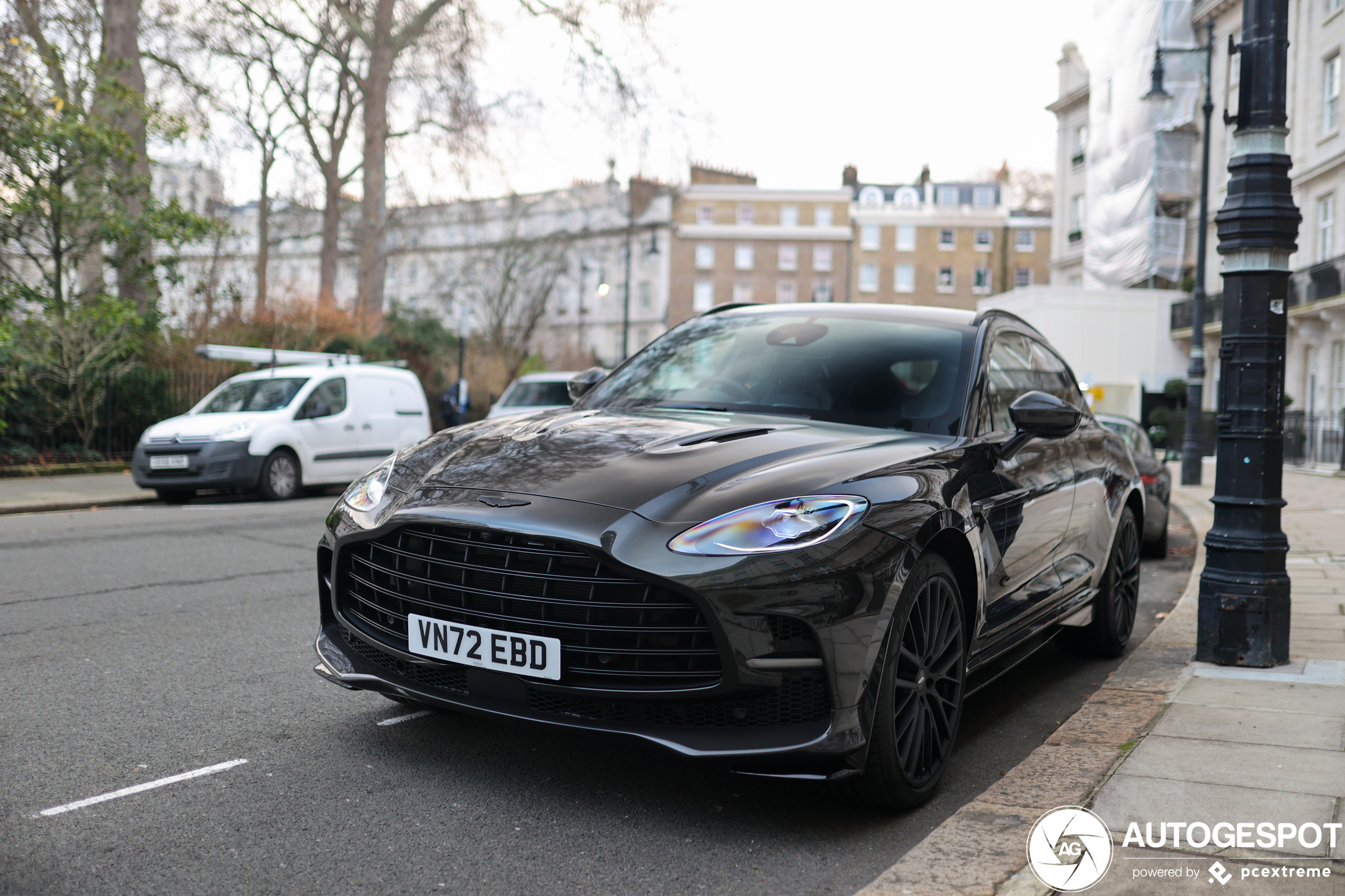 Aston Martin DBX707