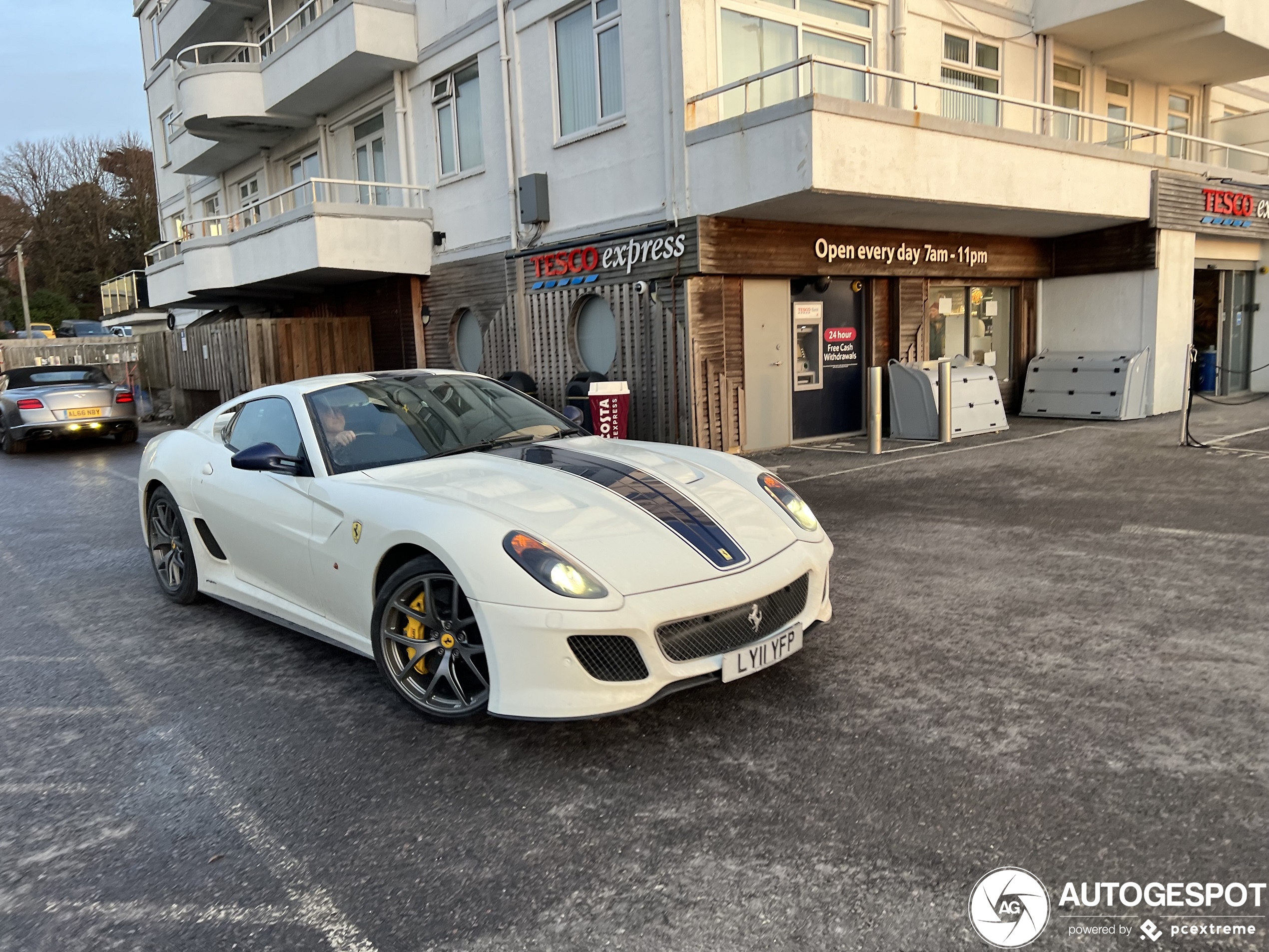 Ferrari 599 GTO wordt gewoon in de kou gebruikt