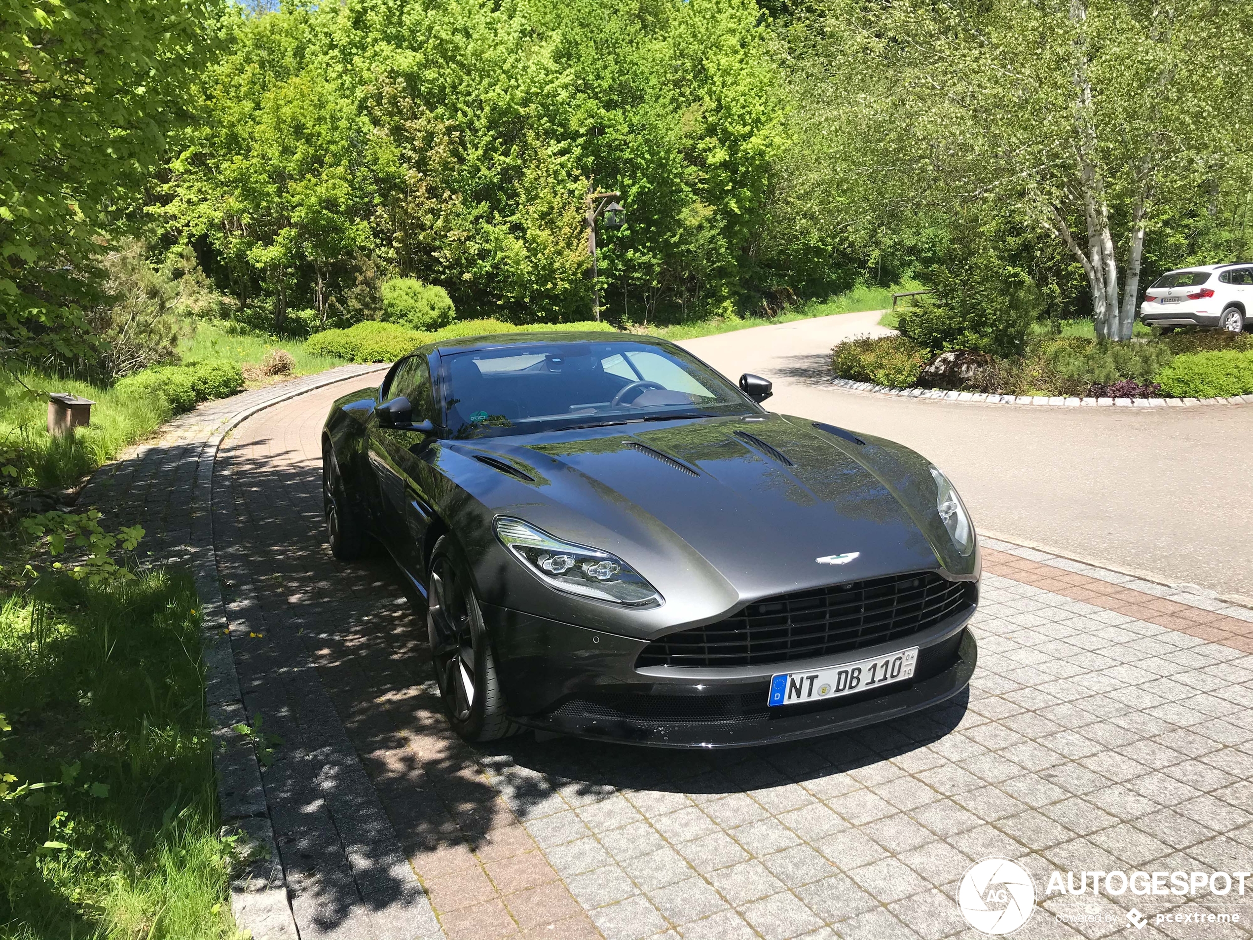 Aston Martin DB11