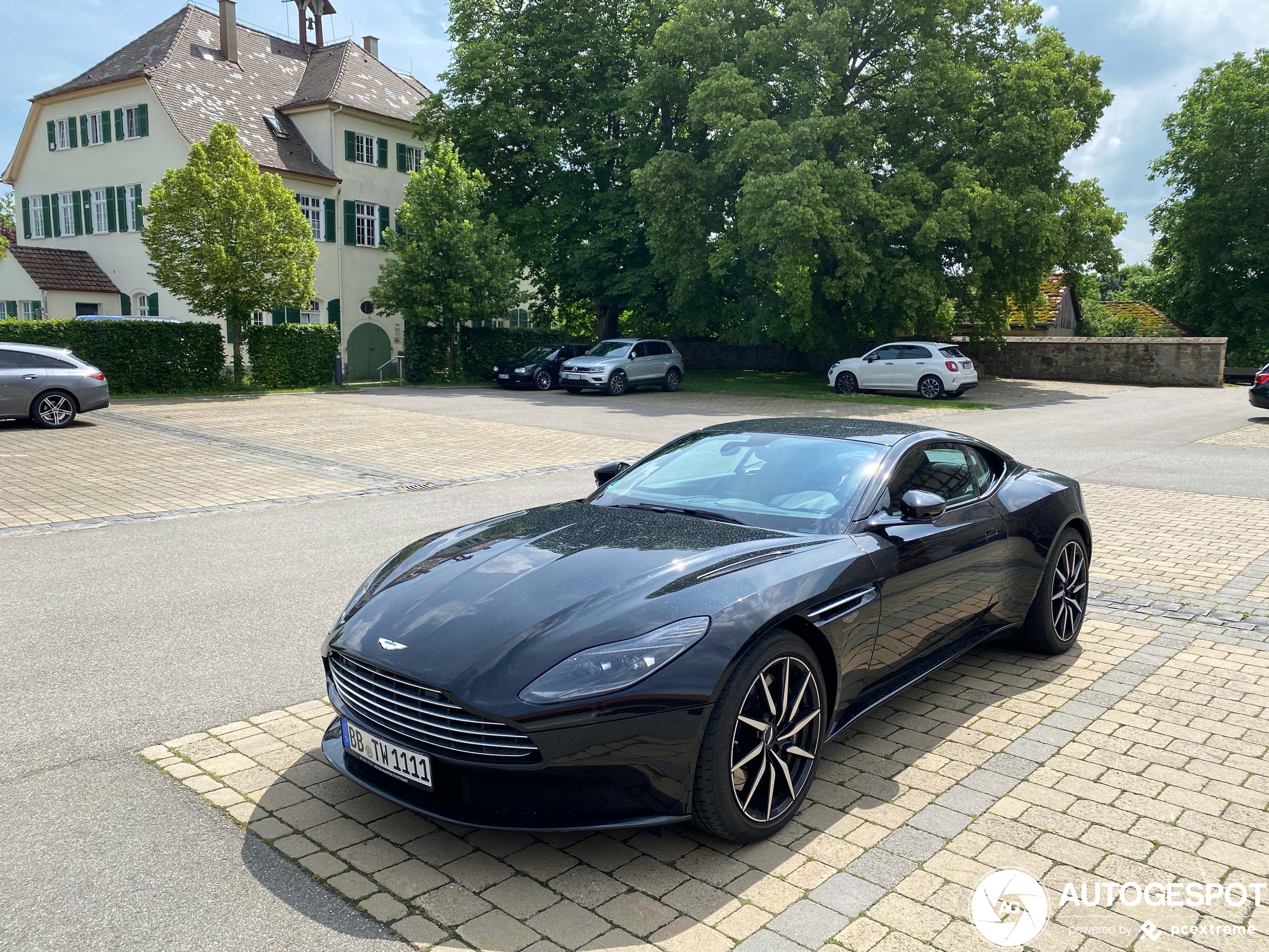 Aston Martin DB11 V8