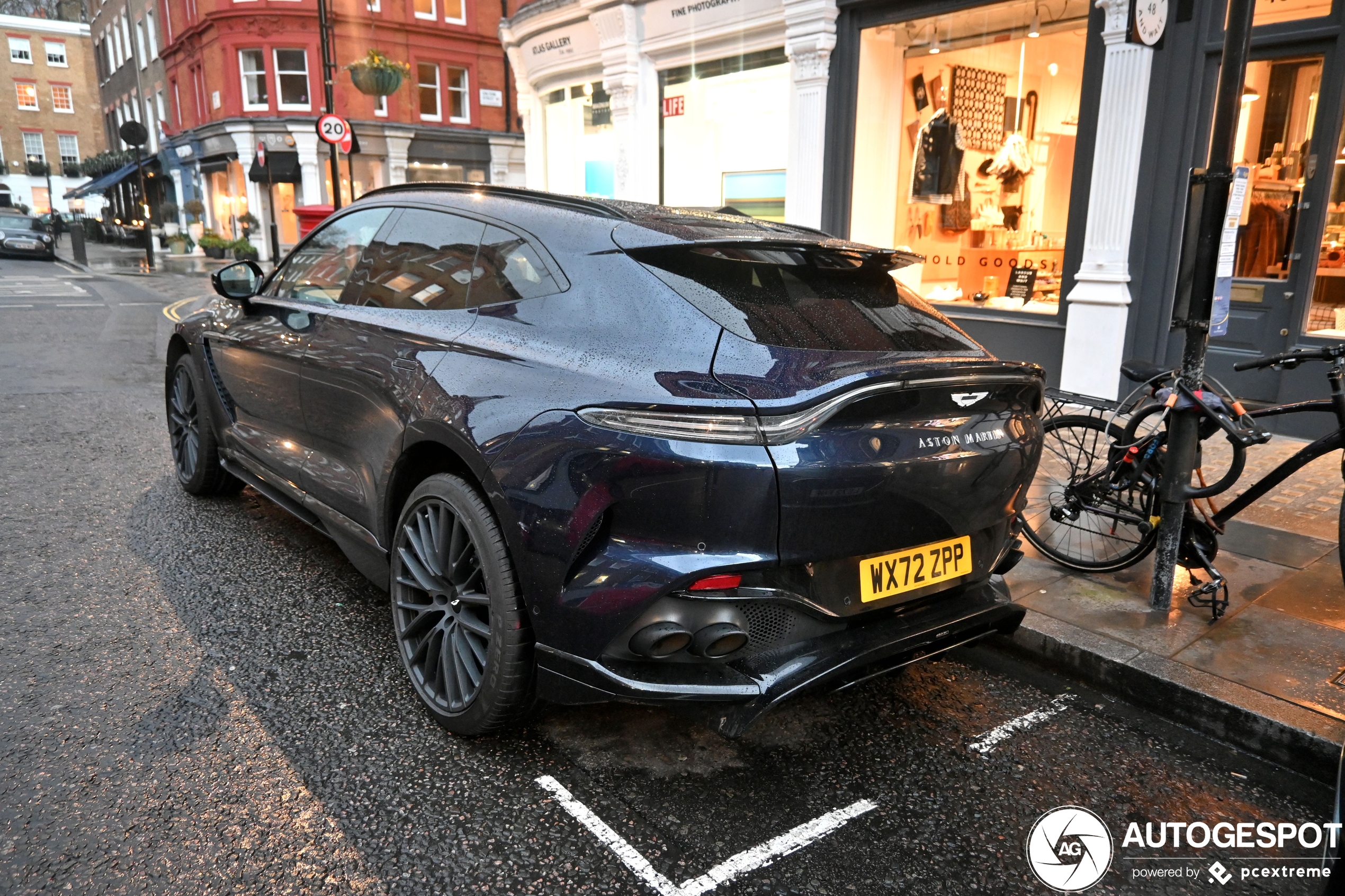 Aston Martin DBX707