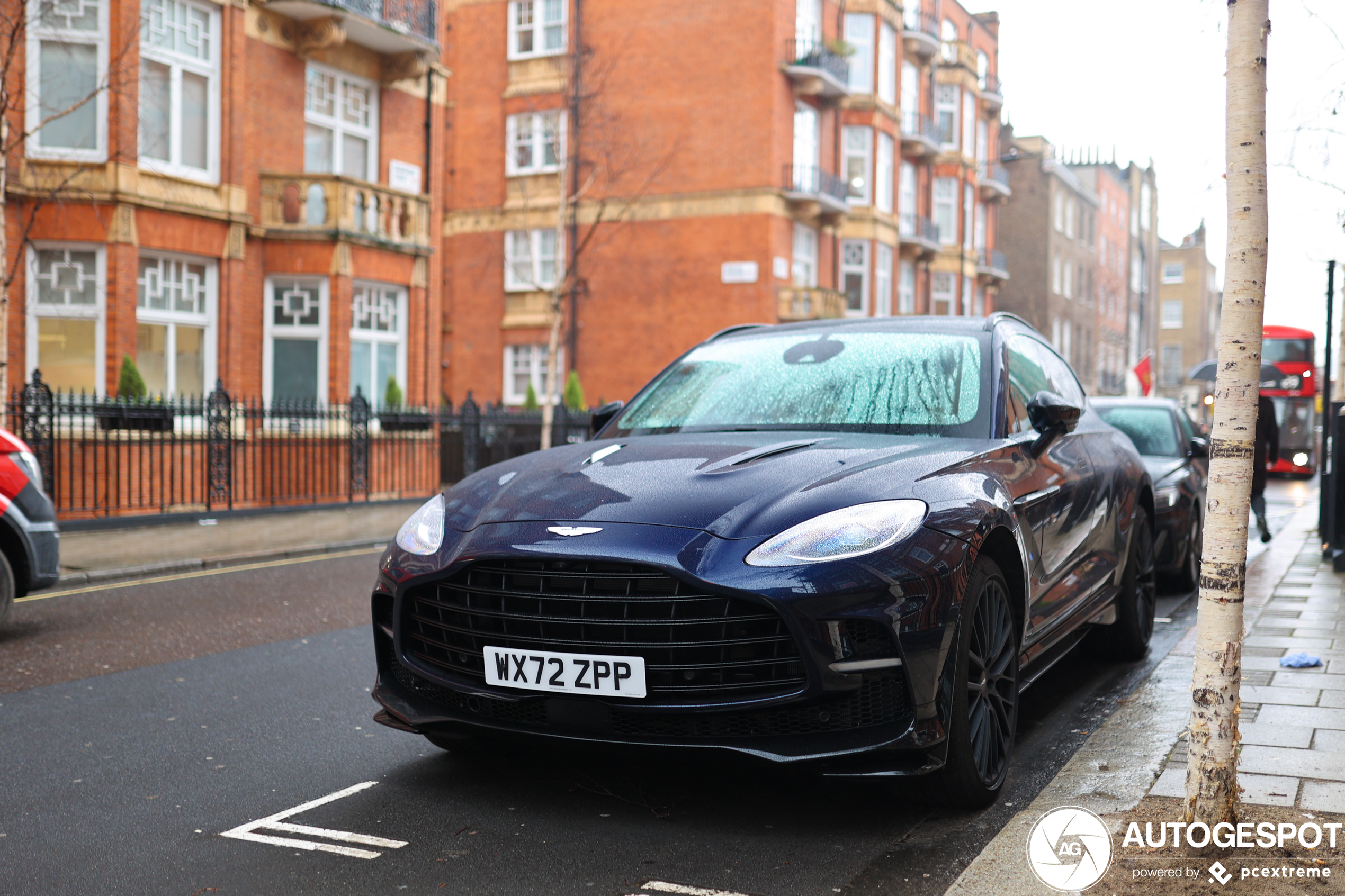 Aston Martin DBX707