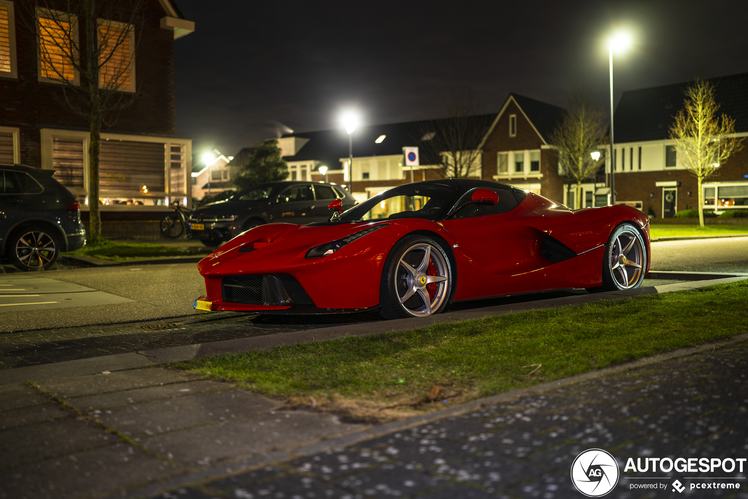 Bijzondere LaFerrari brengt bezoek aan Volendam