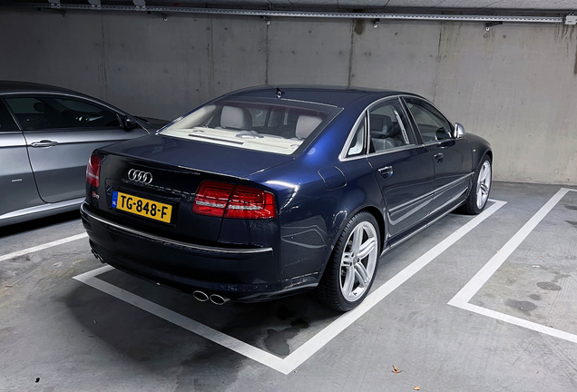 Audi S8 D3