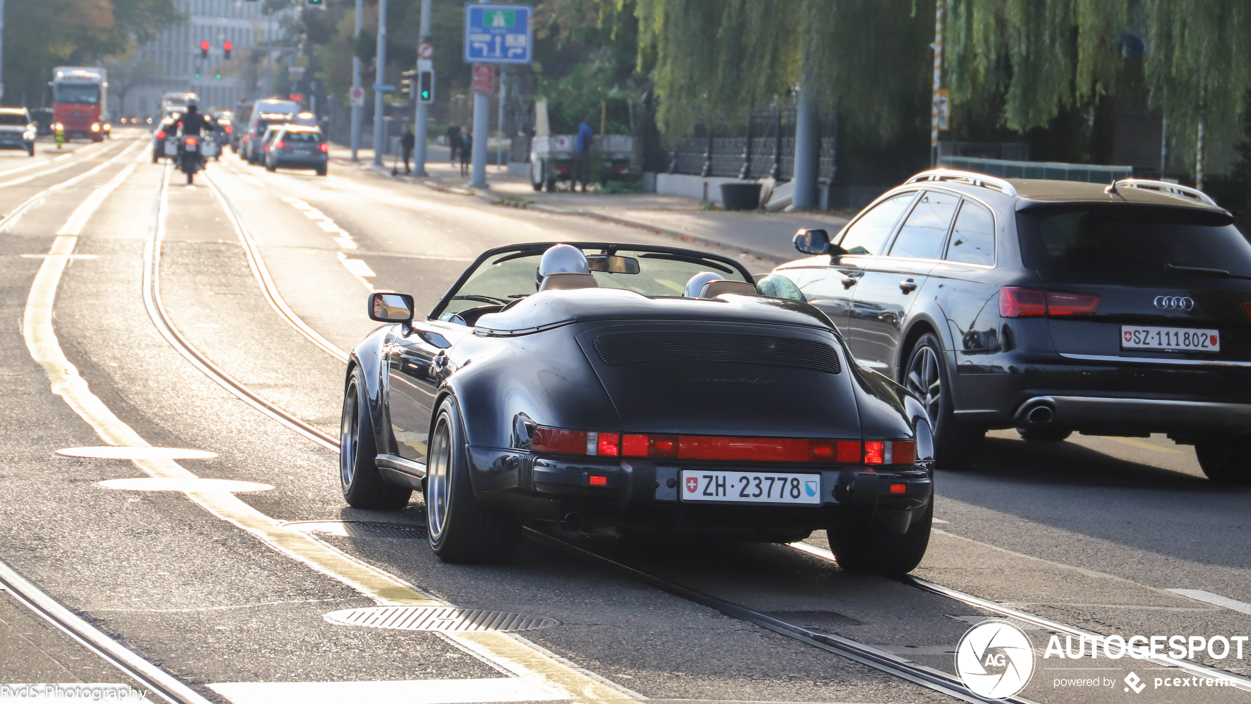 Helmpjes op! Porsche Speedster coming through!