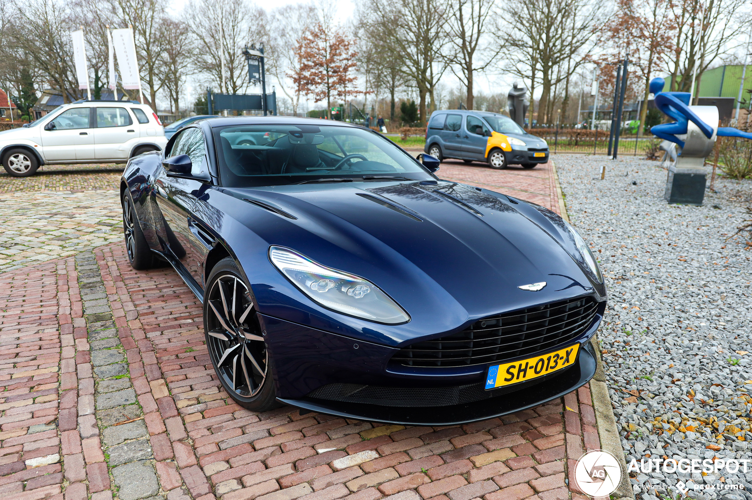 Aston Martin DB11