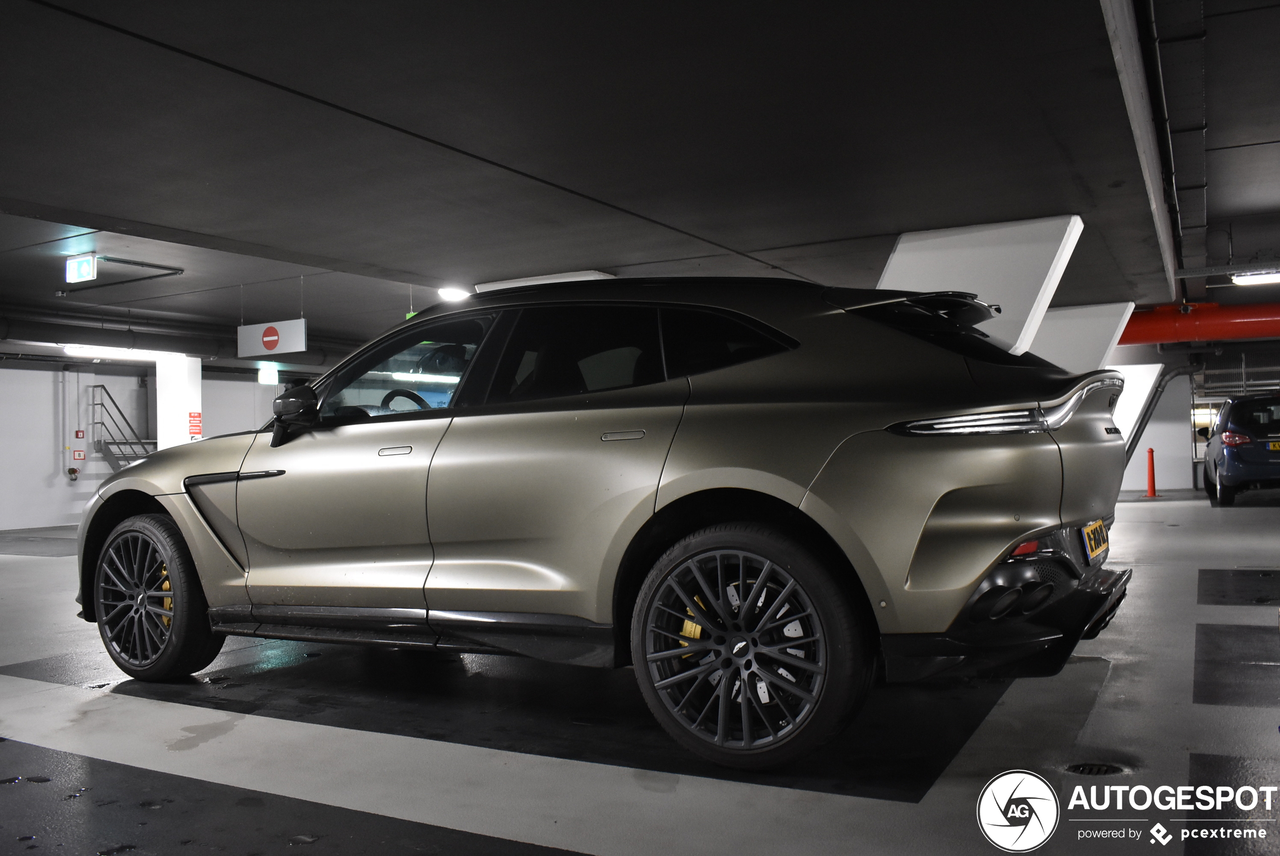 Aston Martin DBX707