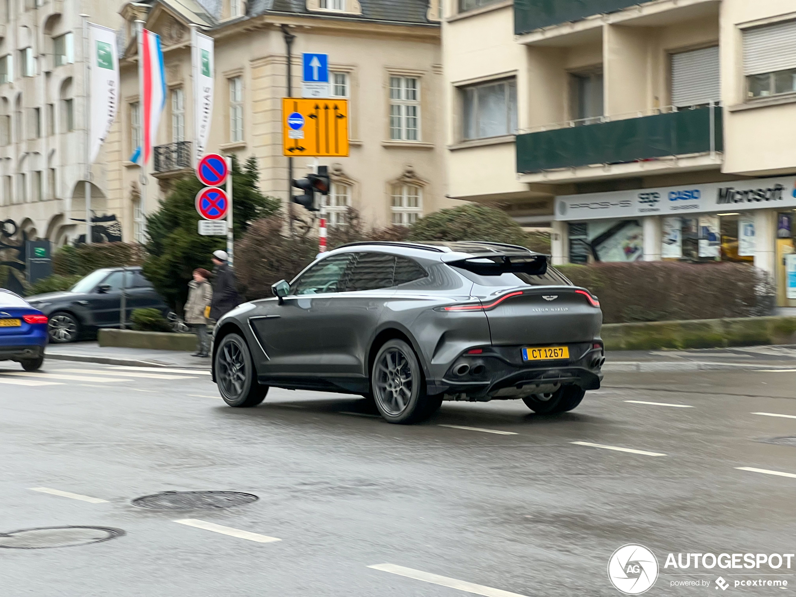 Aston Martin DBX707