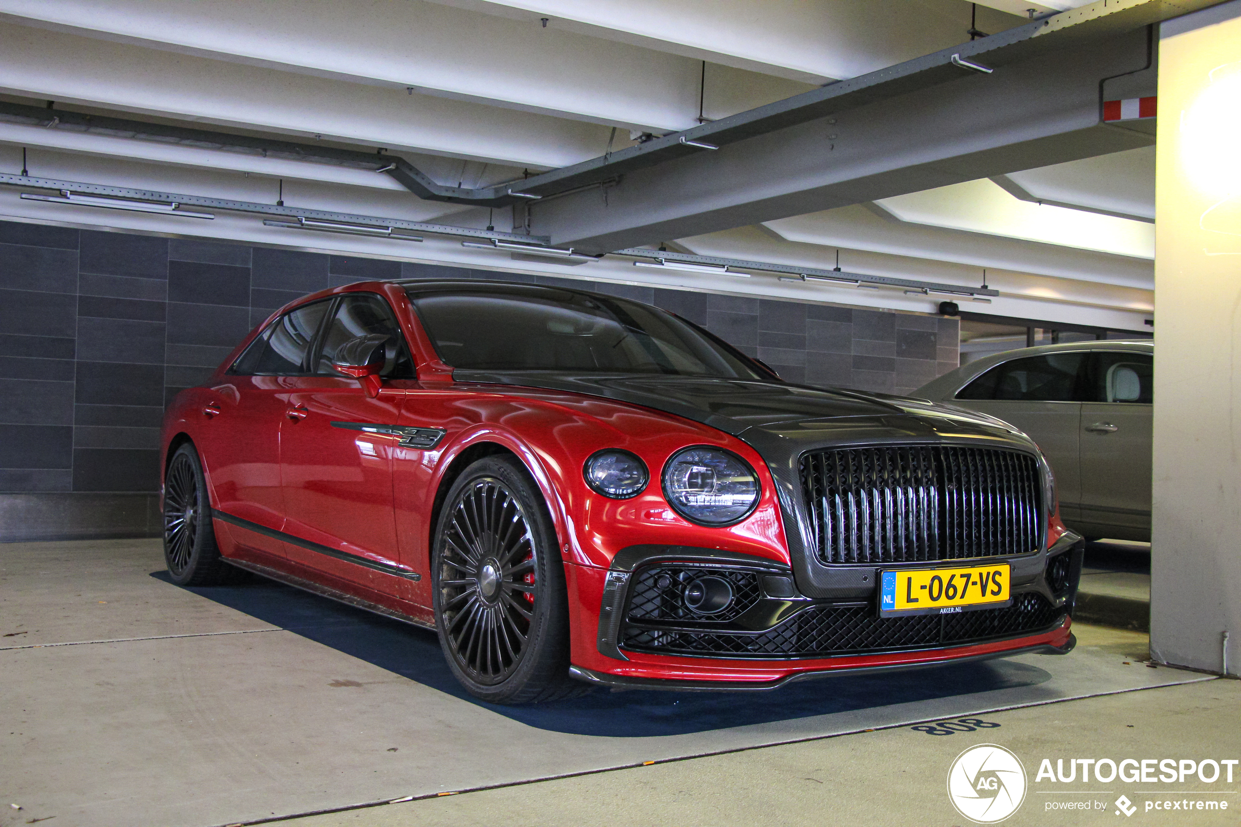 Rode Flying Spur met Mansory sausje