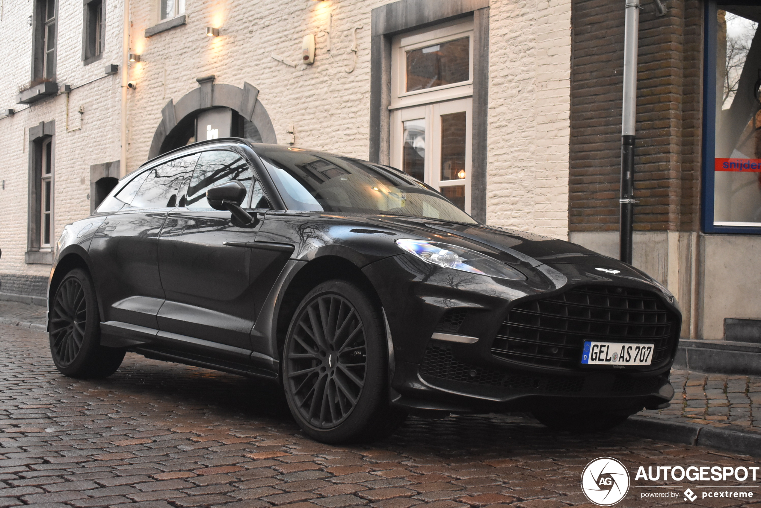 Aston Martin DBX707