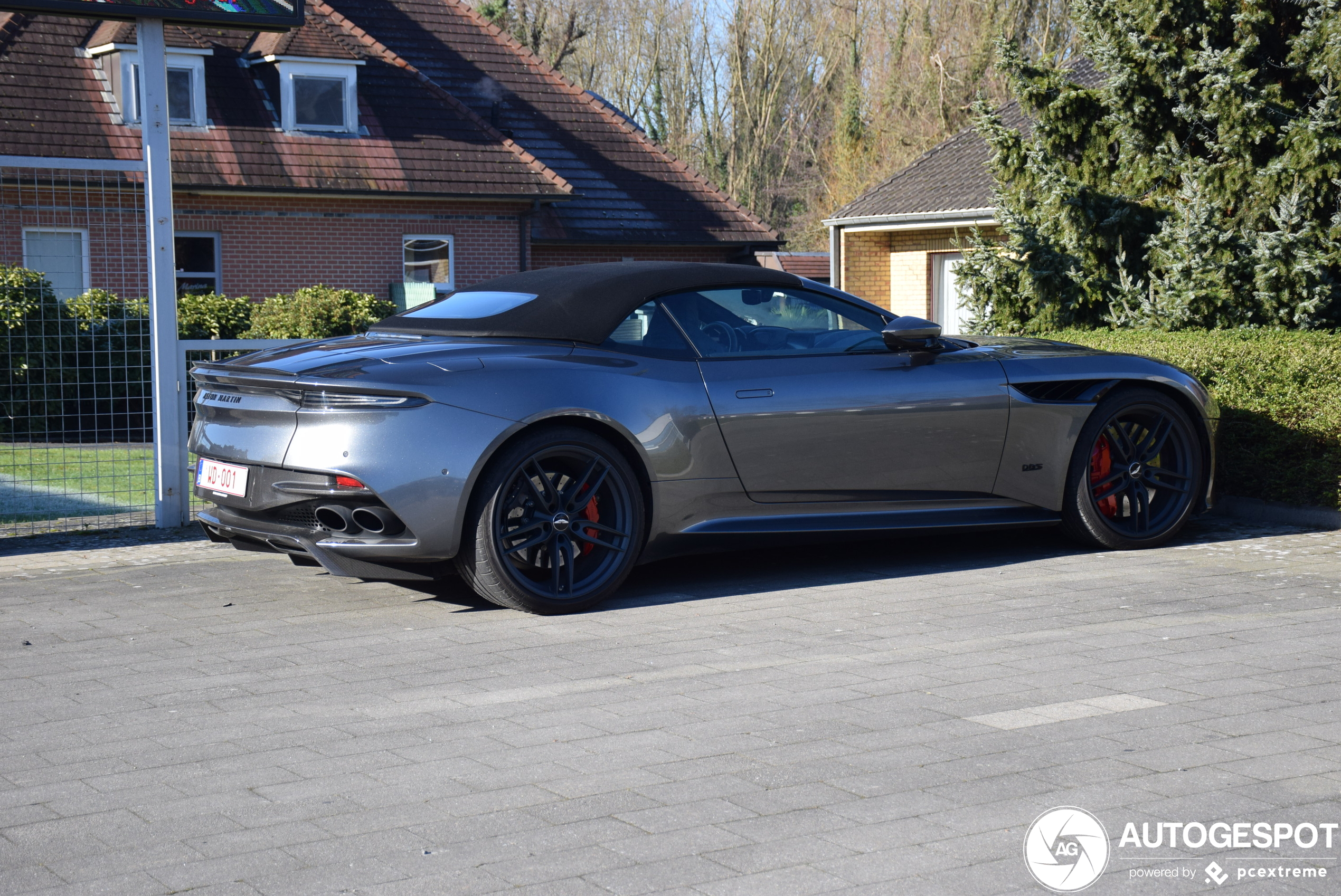 Aston Martin DBS Superleggera Volante