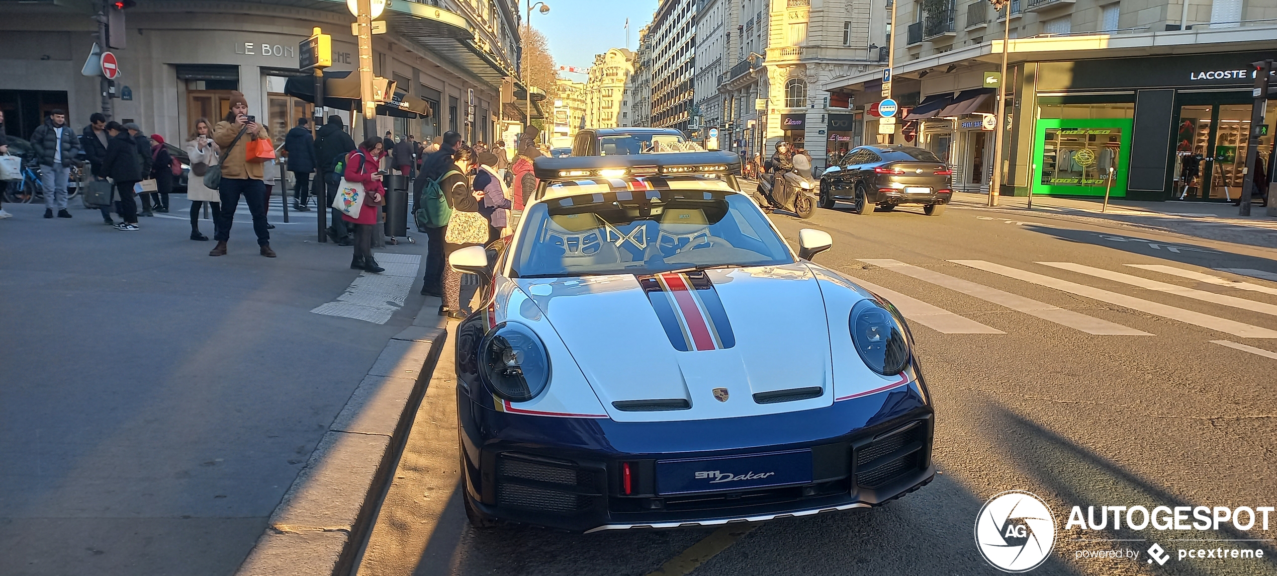 Porsche 992 Dakar is verdwaalt in Parijs