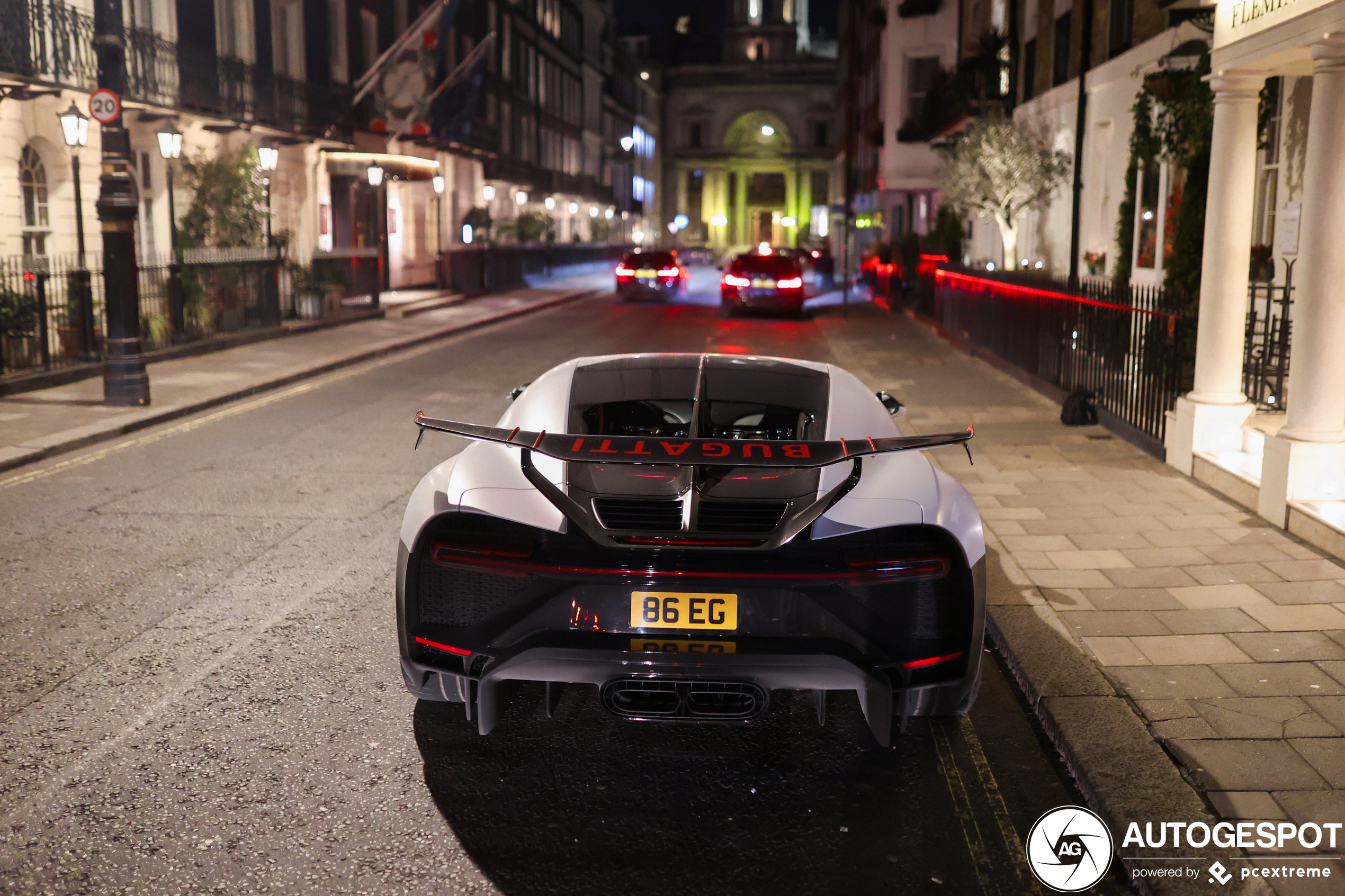 Nachtelijk Londen verwend spotter met Bugatti Chiron Pur Sport
