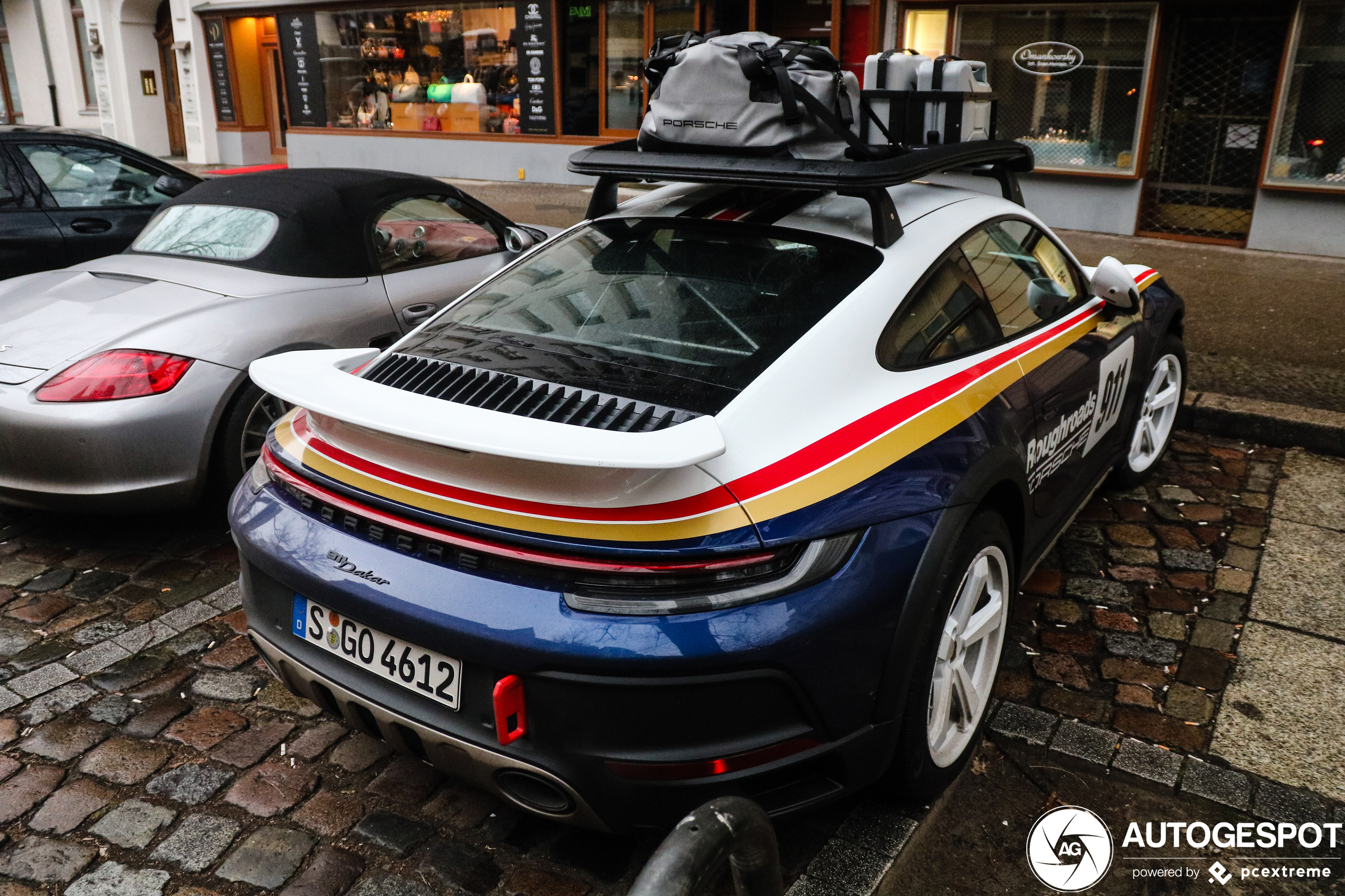 Porsche 992 Dakar doet het ook prima in de betonnen stad