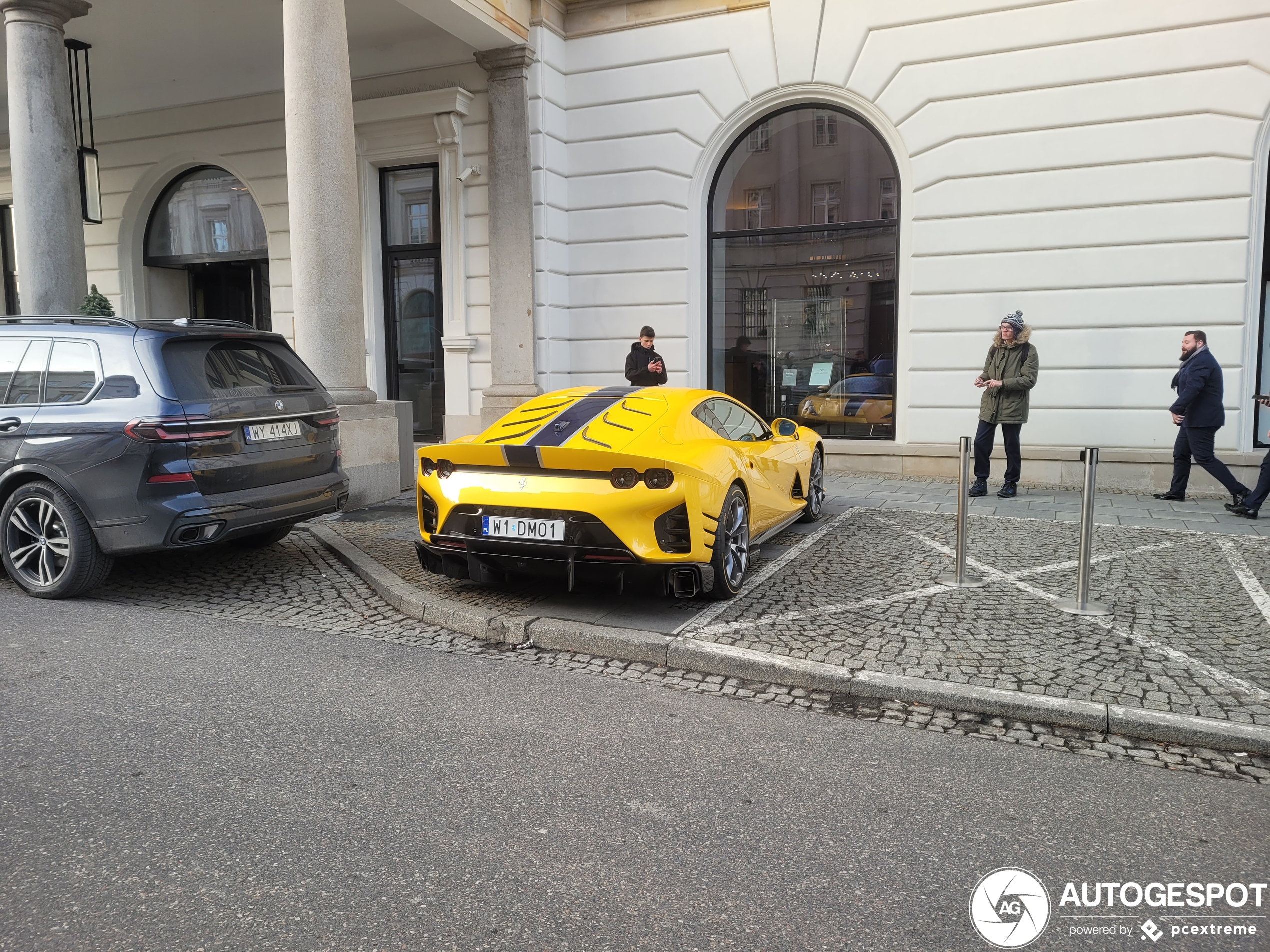 Ferrari 812 Competizione heeft een gedurfde parkeerplek