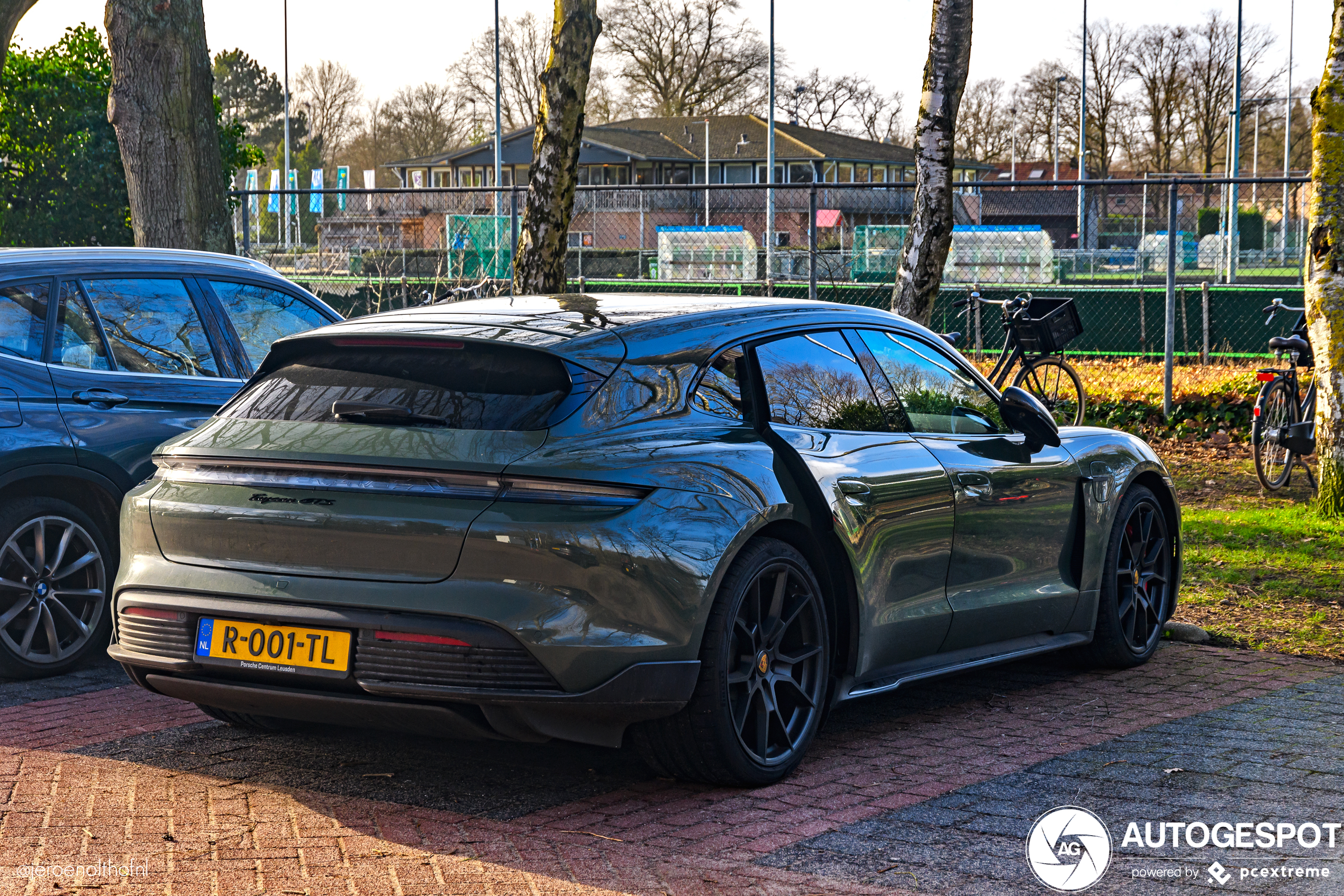 Wil de eigenaar van de groene Porsche Taycan zich melden?