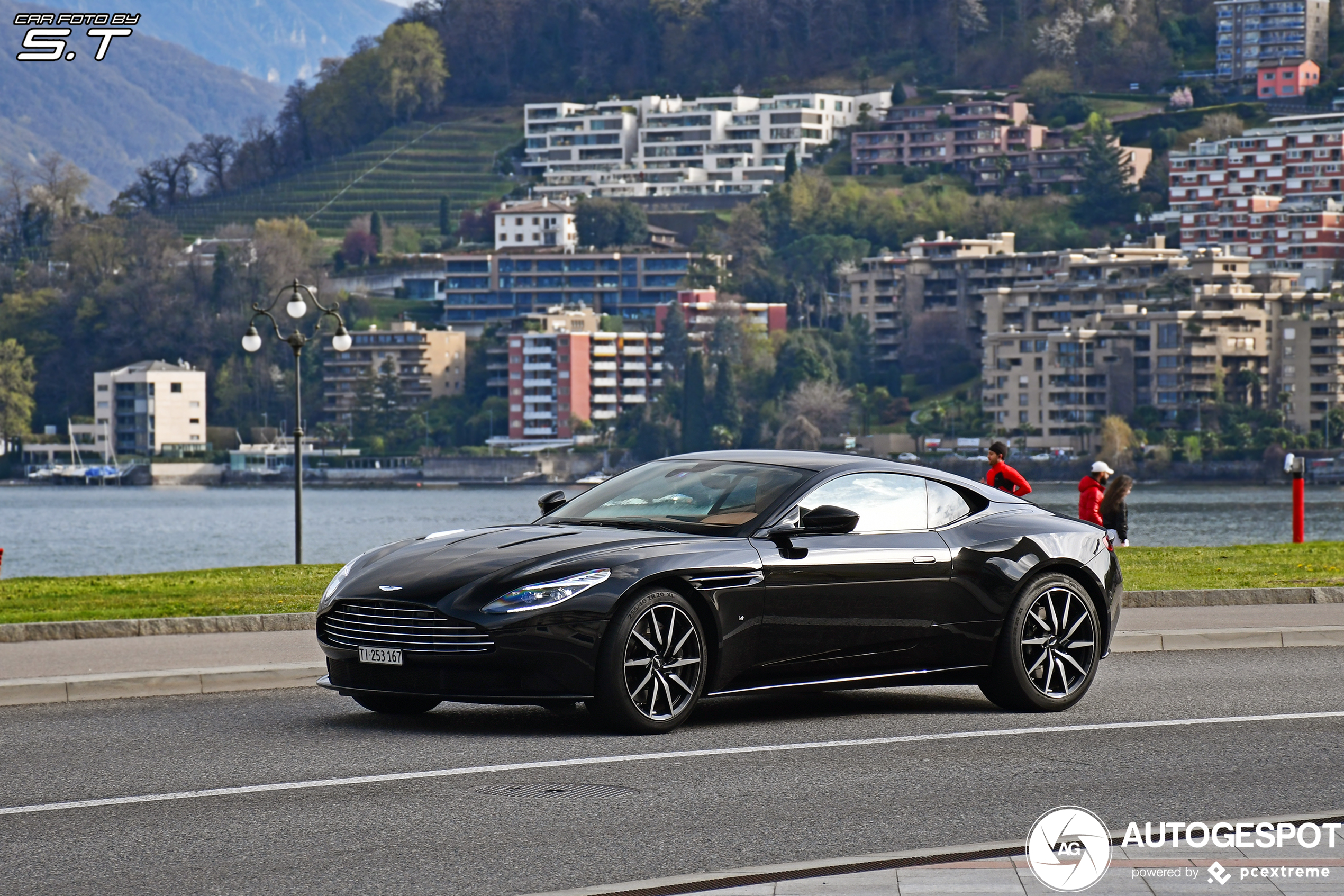 Aston Martin DB11