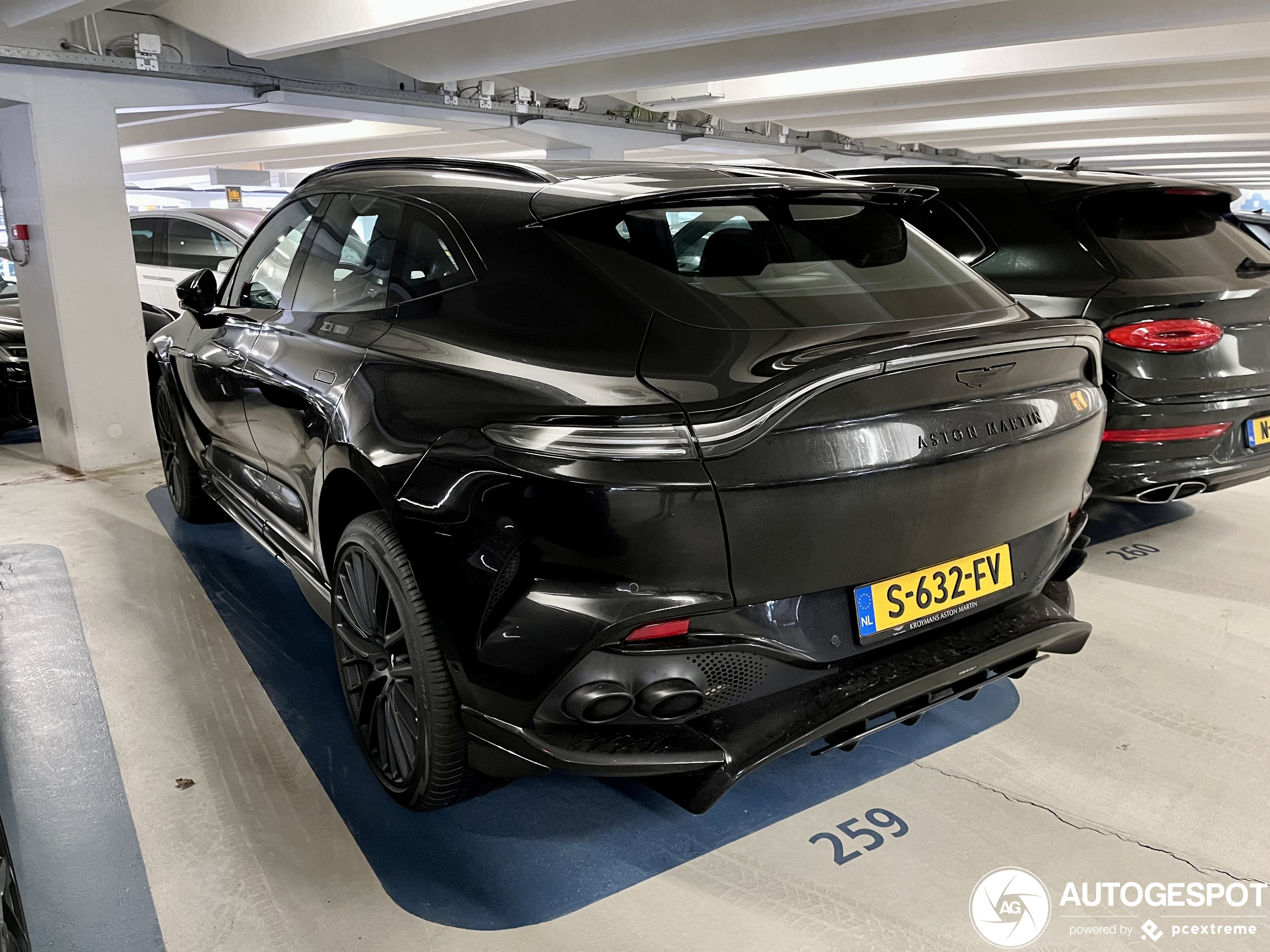 Aston Martin DBX707