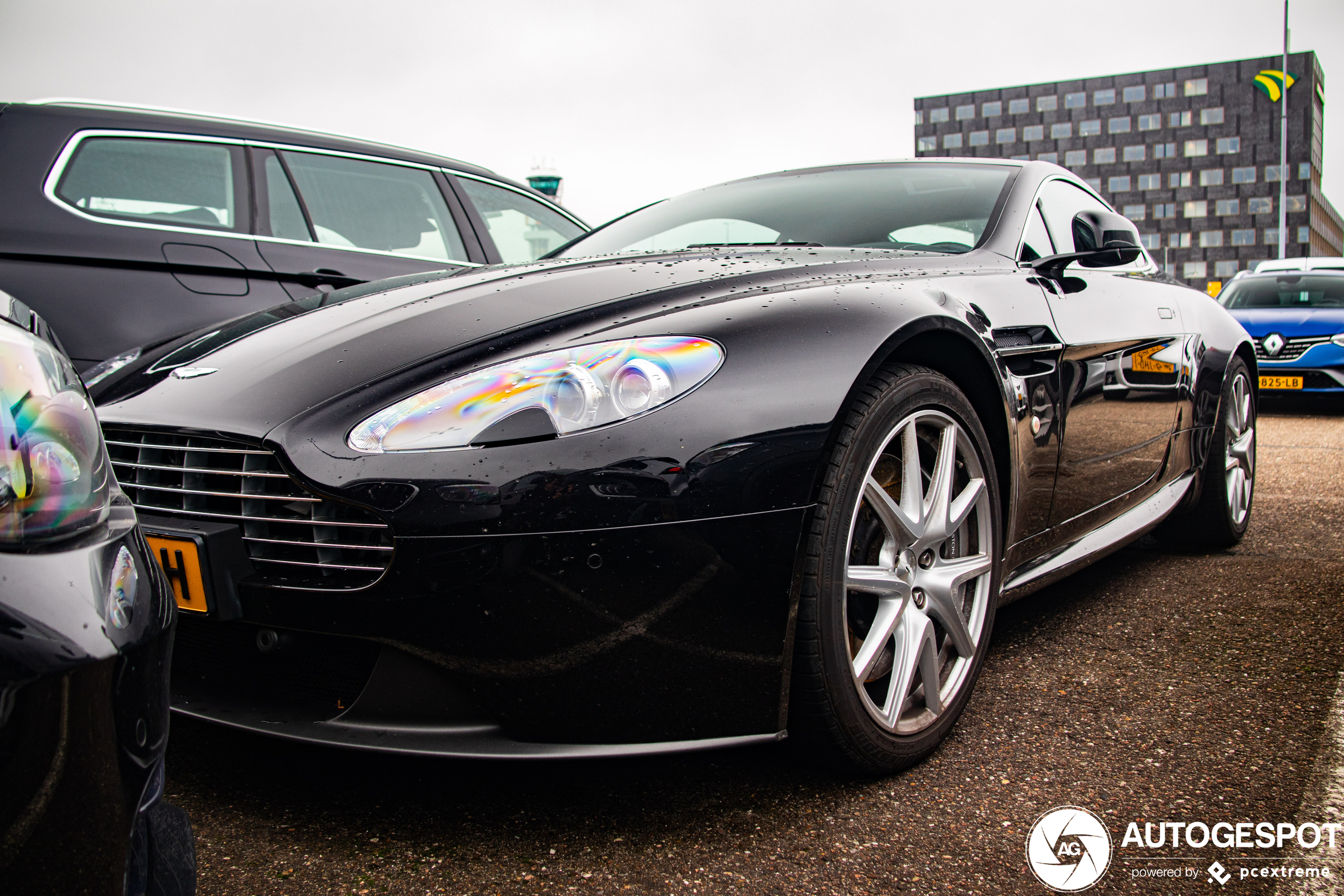 Aston Martin V8 Vantage 2012