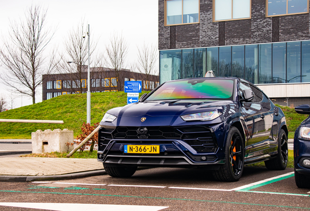 Lamborghini Urus Nero Design