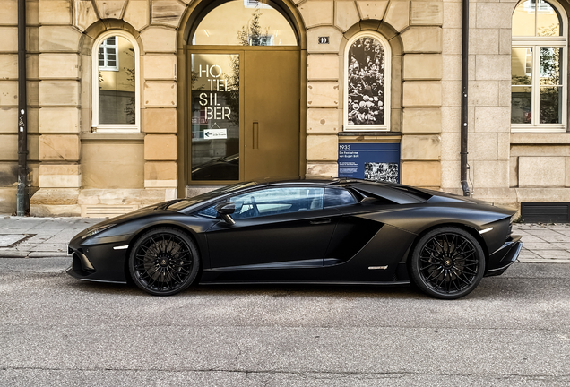 Lamborghini Aventador S LP740-4 Roadster