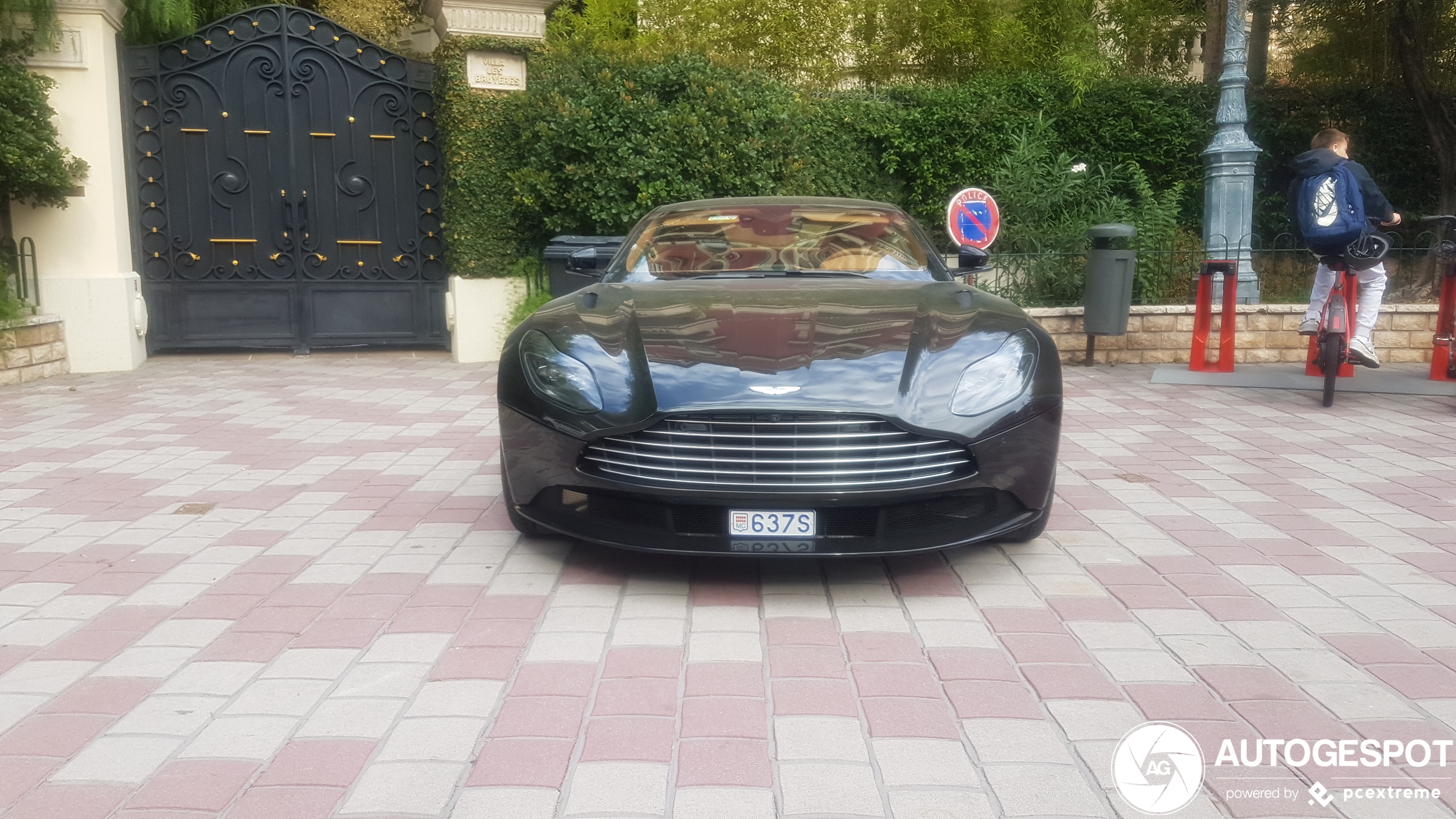 Aston Martin DB11 V8