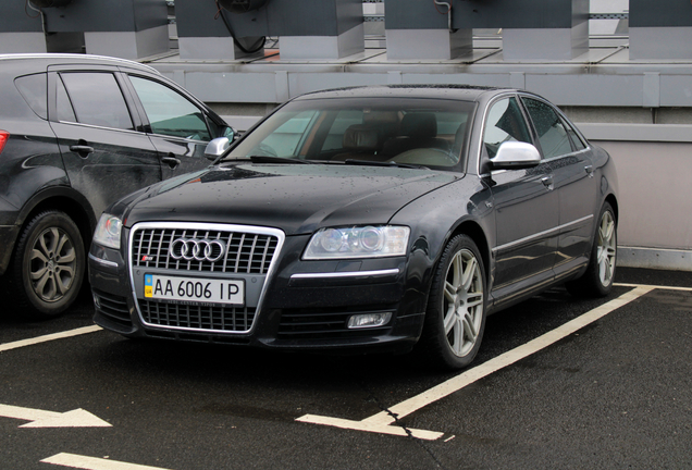 Audi S8 D3