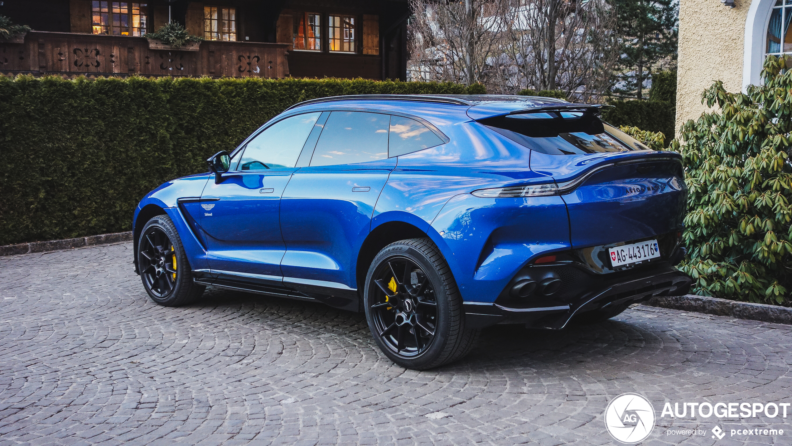 Aston Martin DBX707