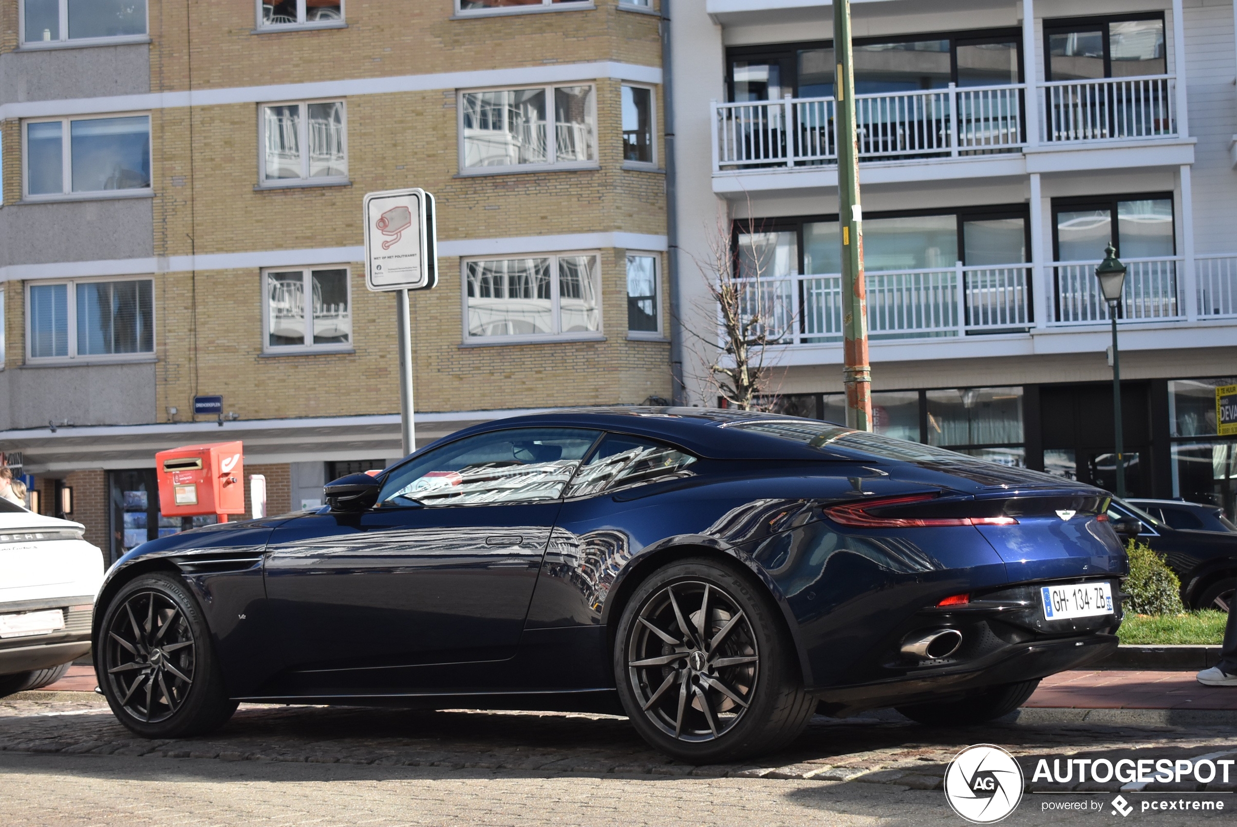 Aston Martin DB11 V8