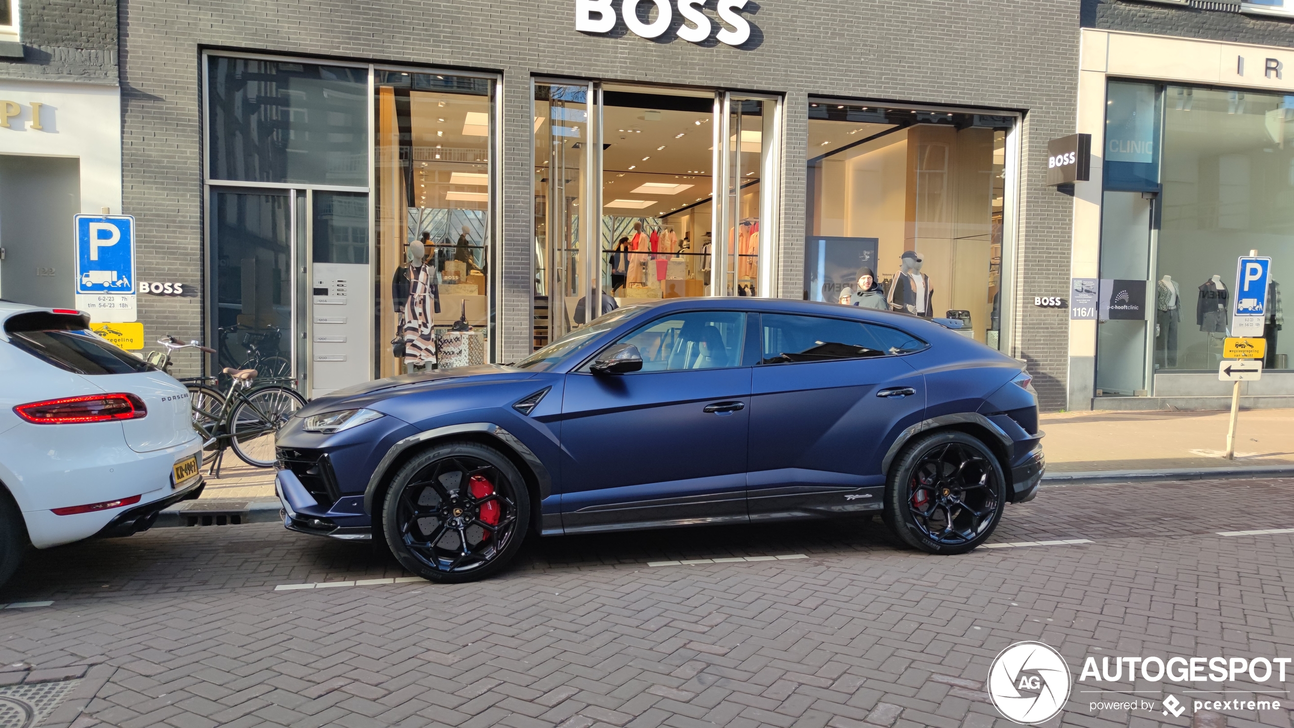 Staat matblauw de Lamborghini Urus Performante?