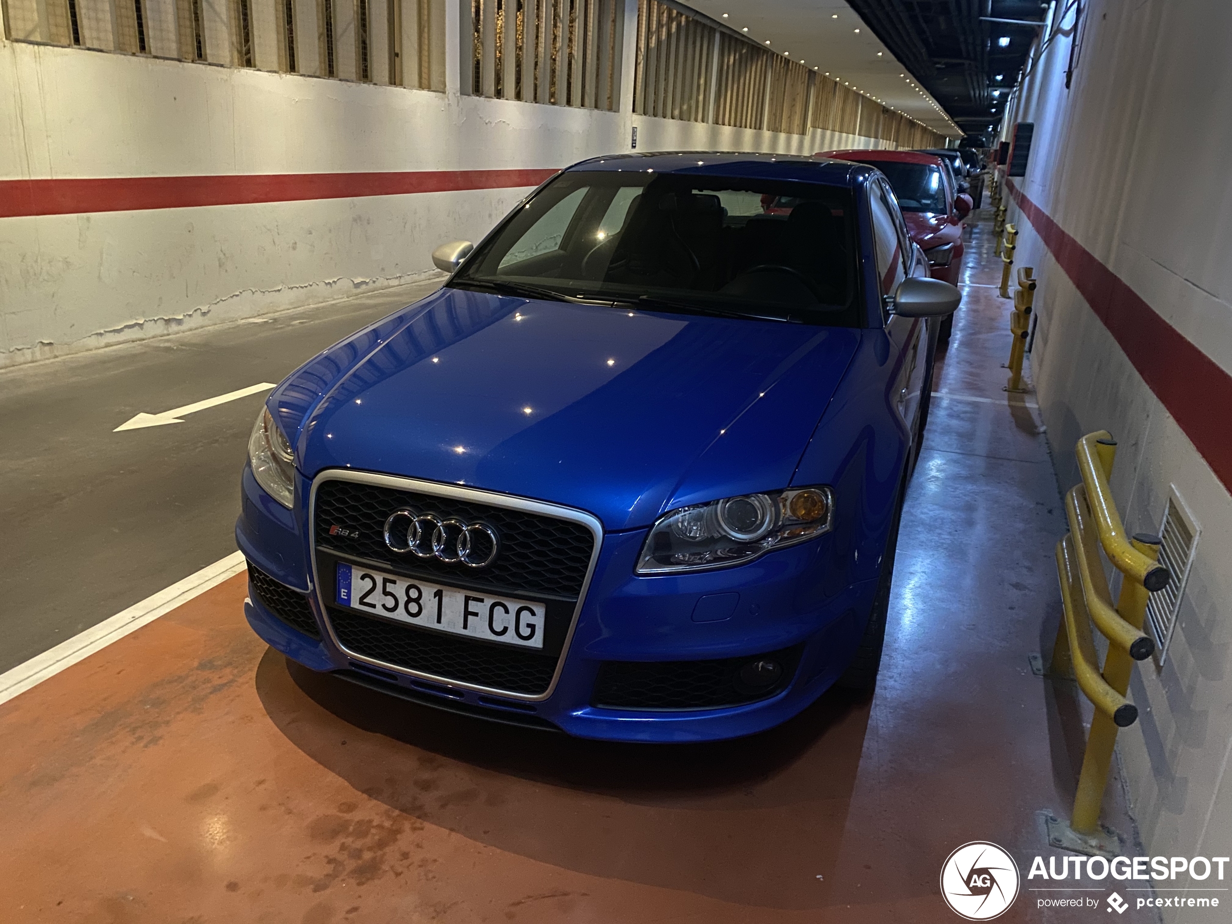 Blauwe Audi RS4 Sedan is een Spaanse heerlijkheid