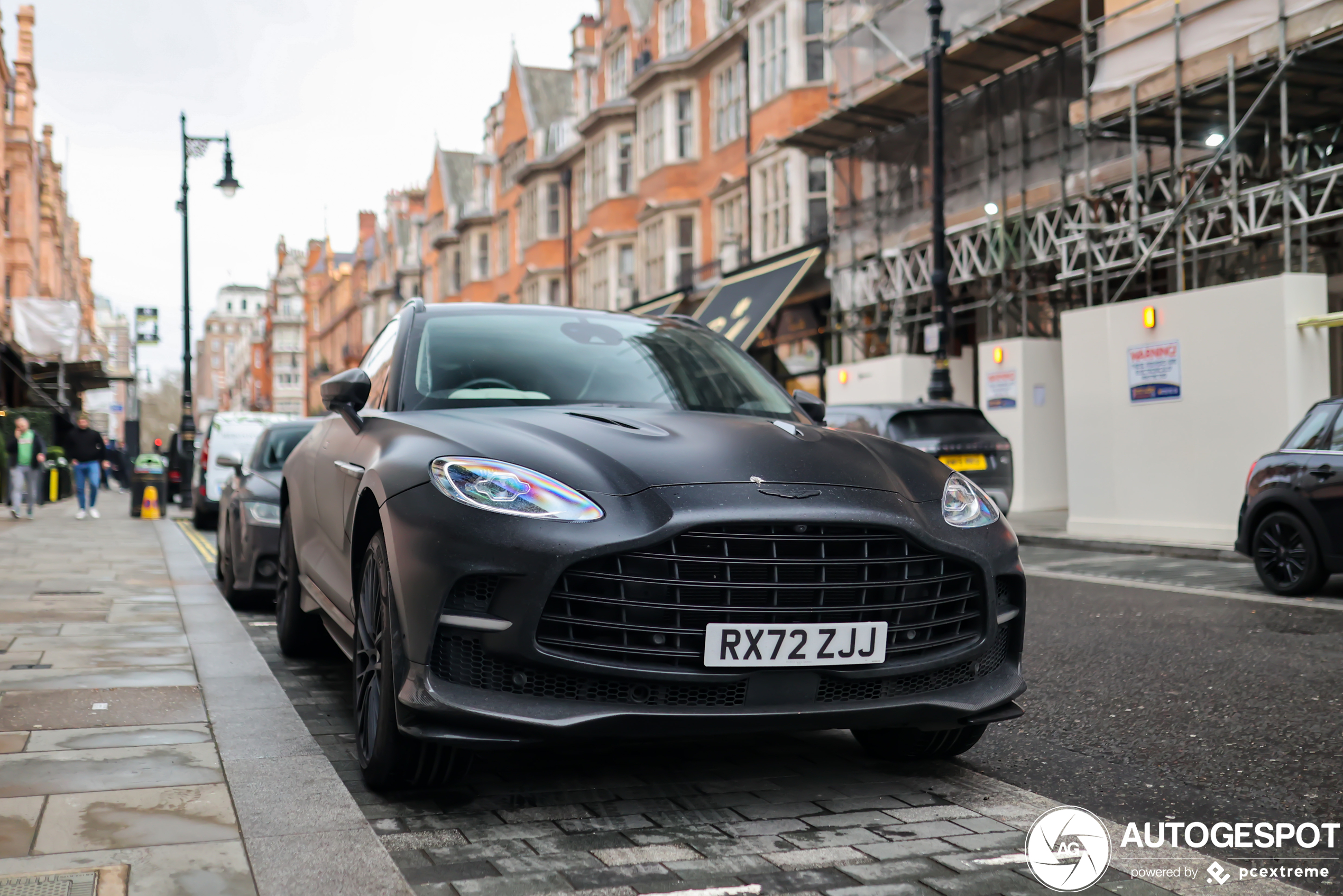 Aston Martin DBX707