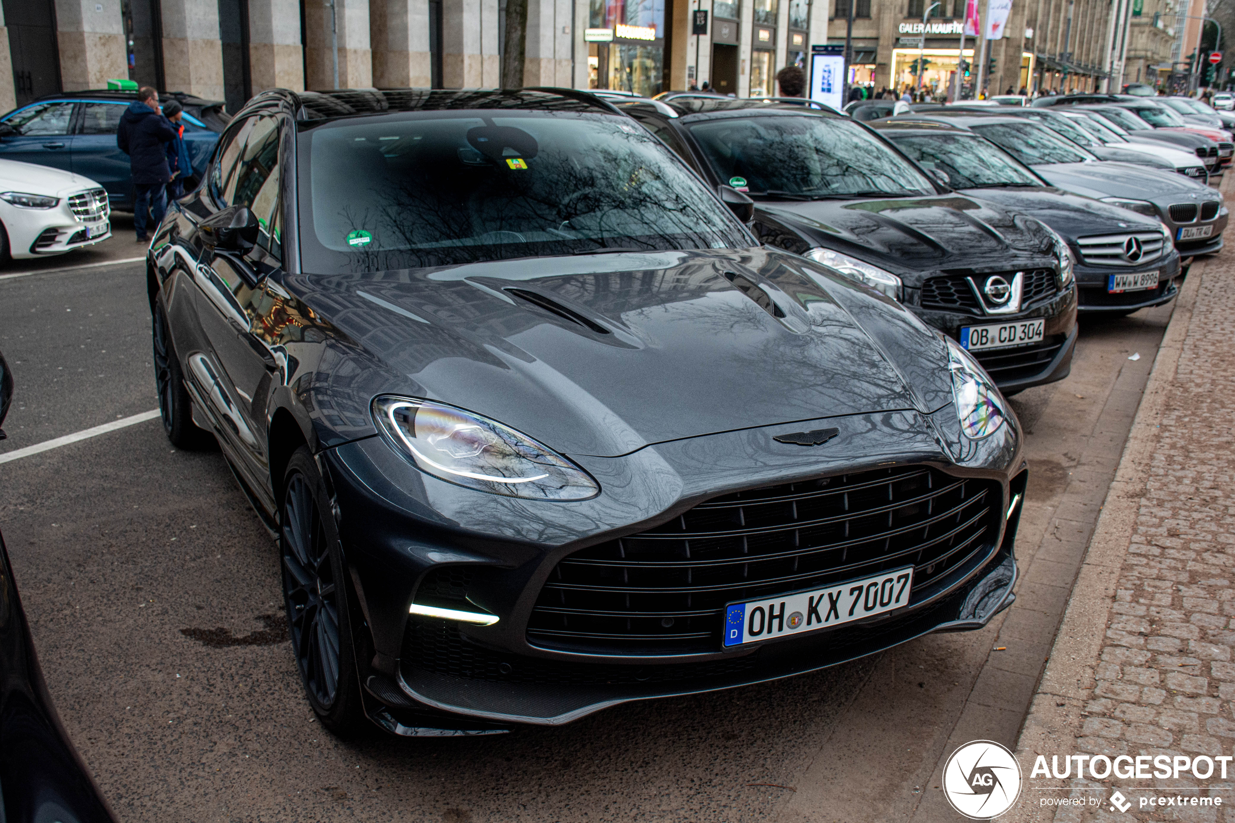 Aston Martin DBX707