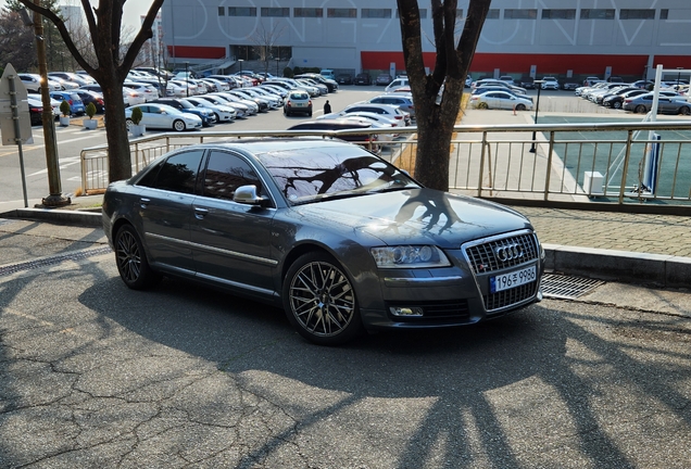 Audi S8 D3