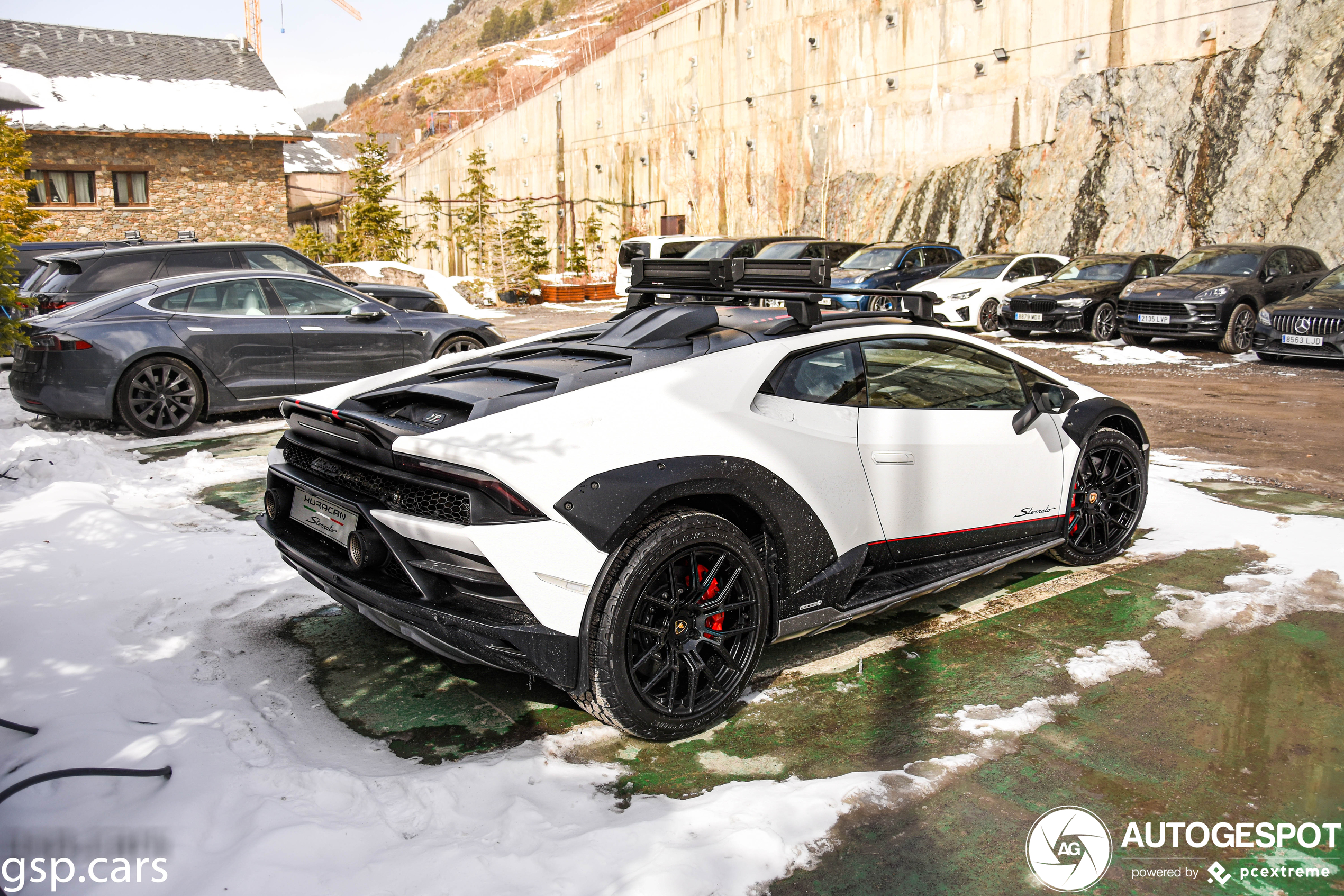Main Battle Lamborghini in de sneeuw