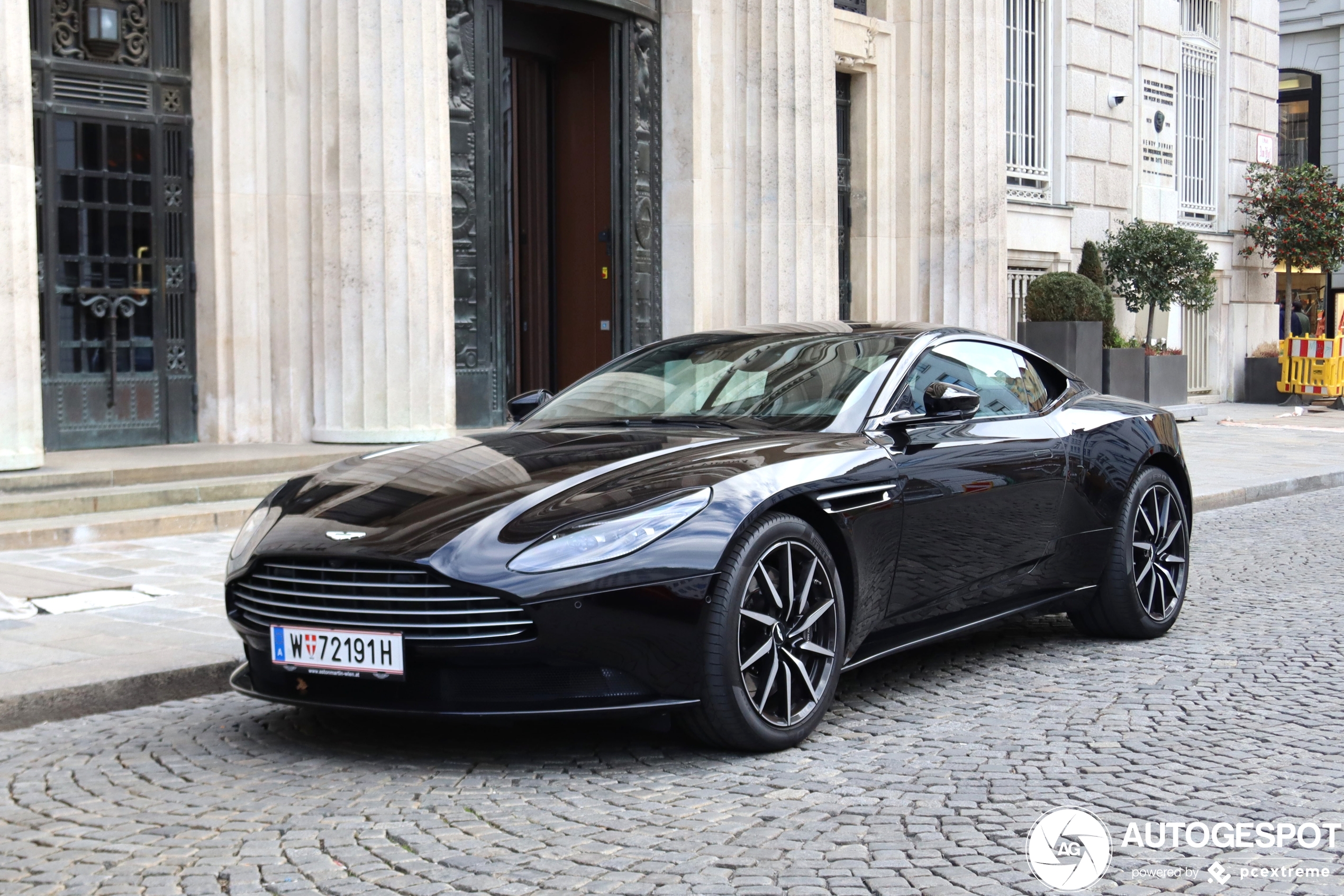 Aston Martin DB11