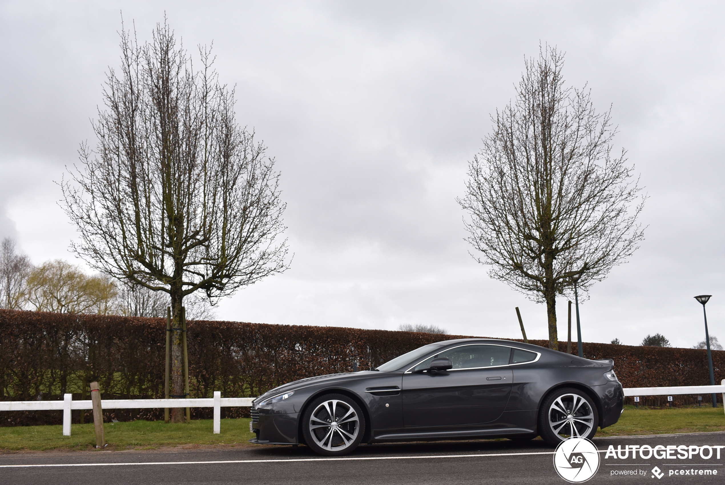 Aston Martin V12 Vantage