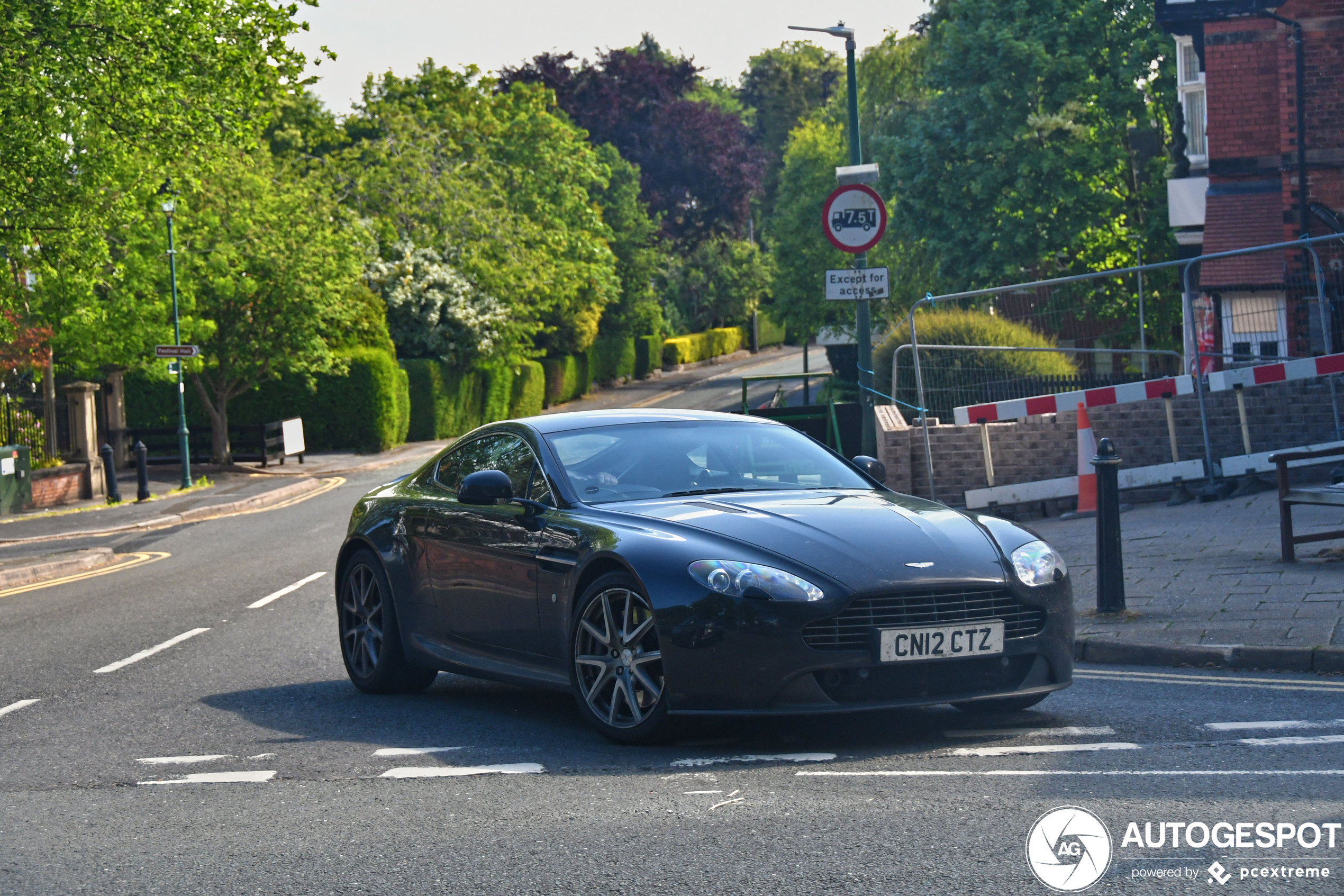 Aston Martin V8 Vantage 2012