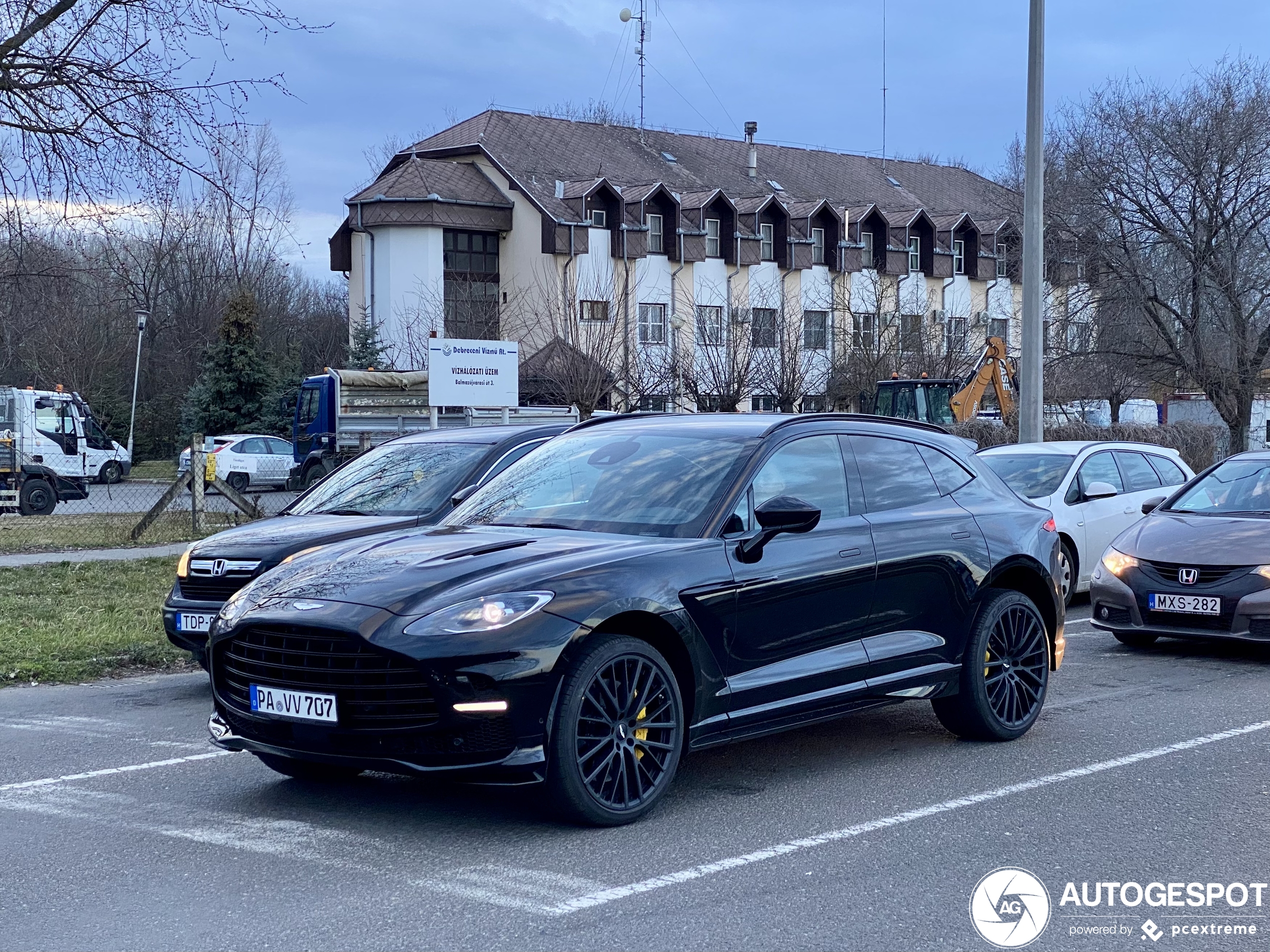 Aston Martin DBX707